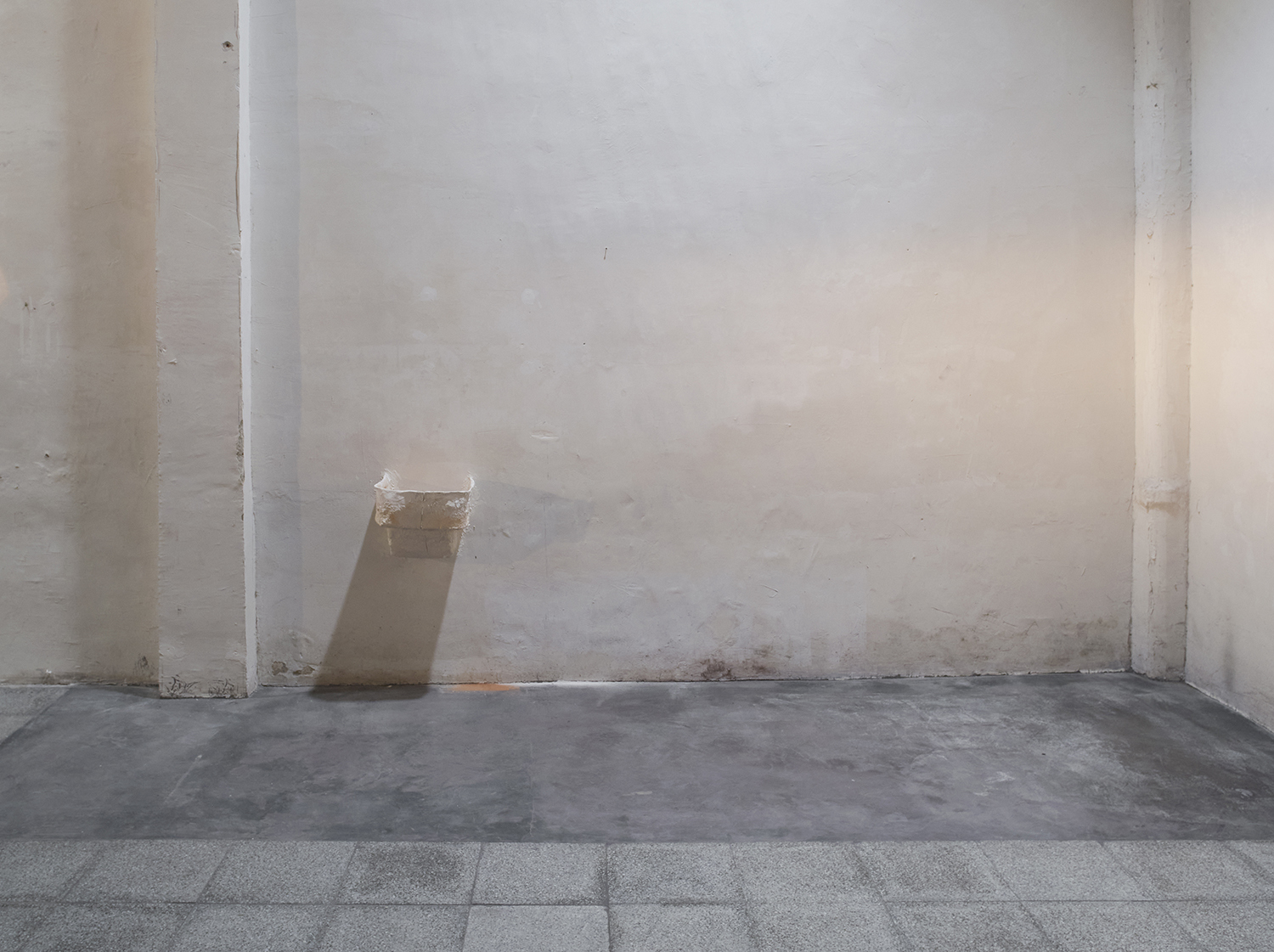 Ian Waelder. From hip to fingertip (Opel upside down), 2022. Remainder of the mould of the Opel Olympia sculpture made in collab between the artist and his father, putty on wall, iron rods, remains of the wall on the floor. 33,5 x 35,5 x 30 cm.