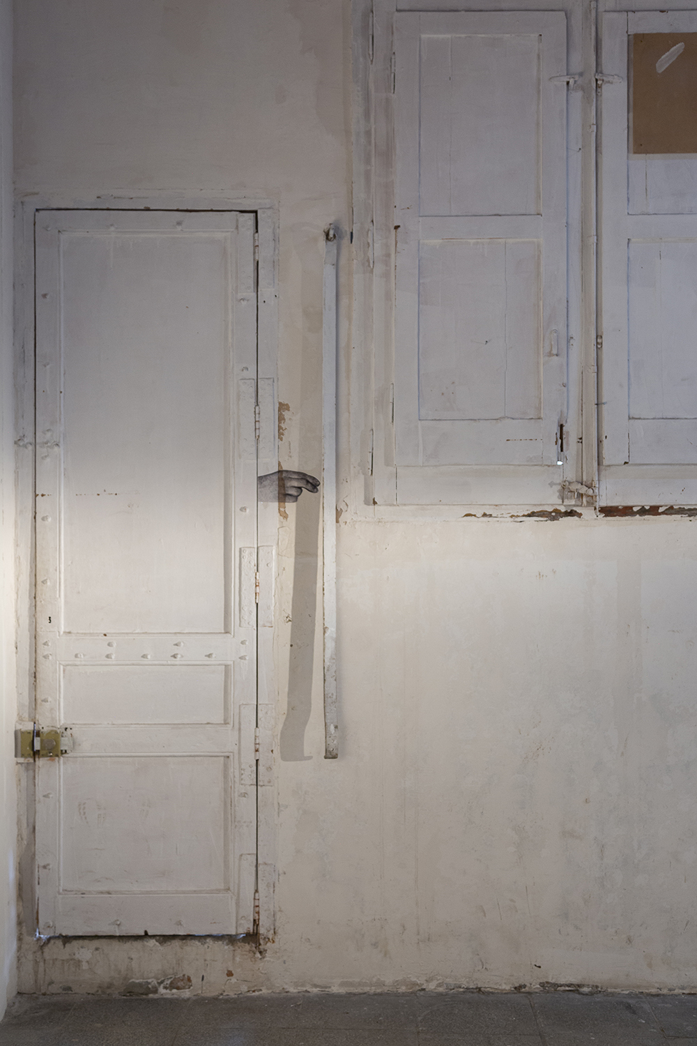 Ian Waelder. To handle with care (Bare hands #01), 2022. Cutout of Inkjet print on acetate glued to the wall. 24 x 14,5 cm.