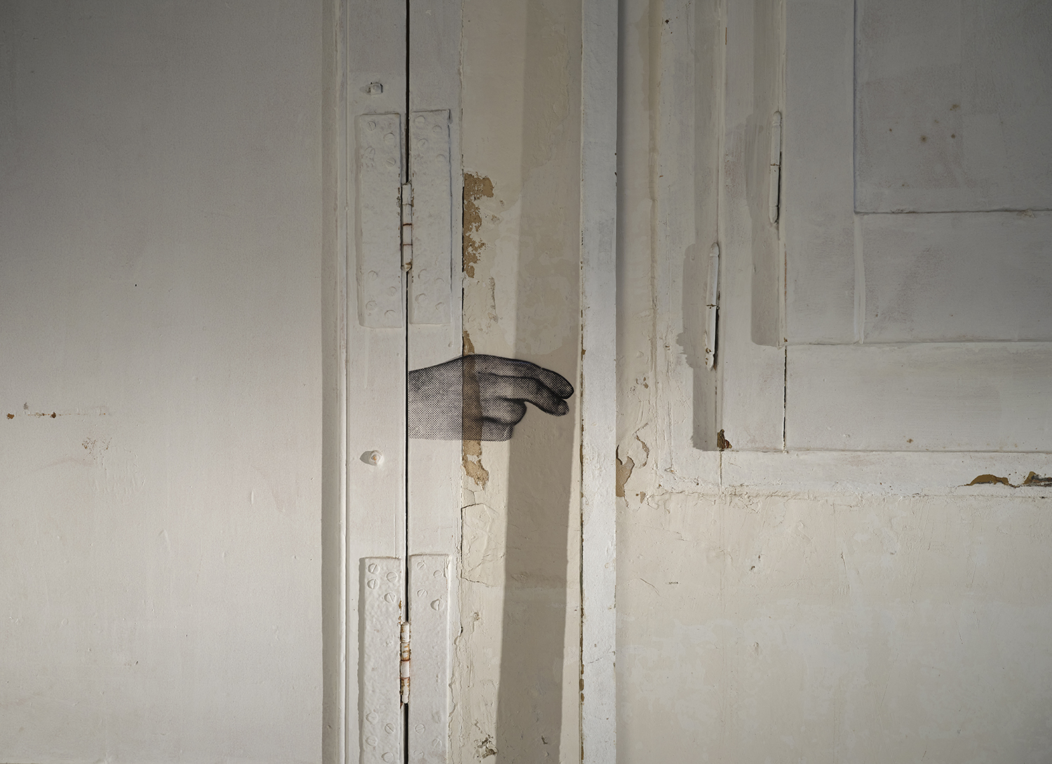 Ian Waelder. To handle with care (Bare hands #01), 2022. Close-up.