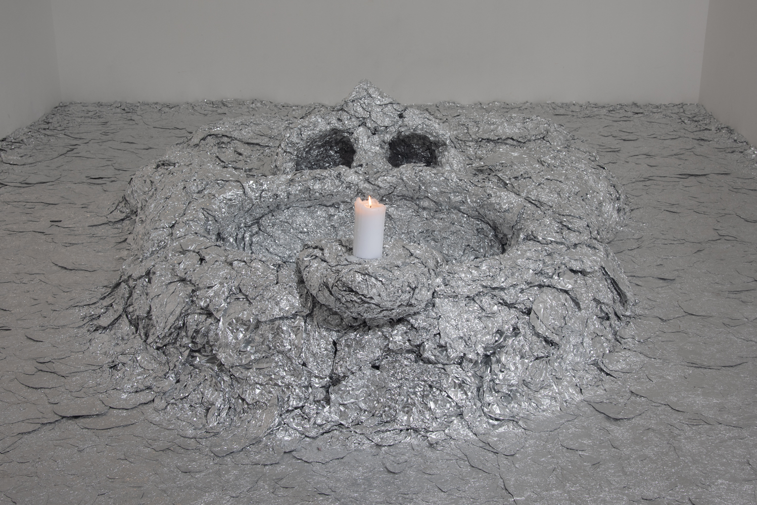 Tobi Keck, Make a wish tinfoil, candle, aluminum bars; 3,85 x 4,85 x 0,65 m 2022