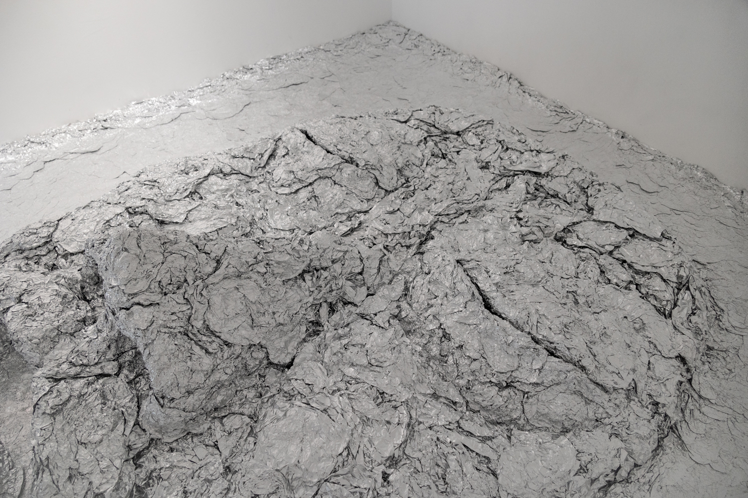 Tobi Keck, Make a wish tinfoil, candle, aluminum bars; 3,85 x 4,85 x 0,65 m 2022