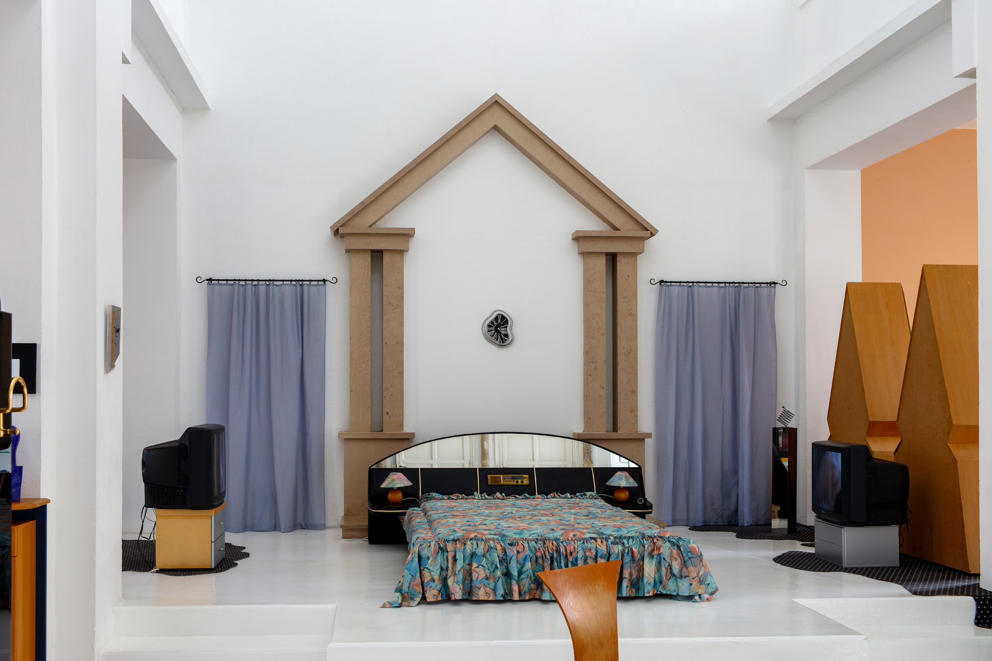 Exhibition’s view Westalgie by Henrike Naumann, CAC - la synagogue de Delme, 2022. Photo: OH Dancy.