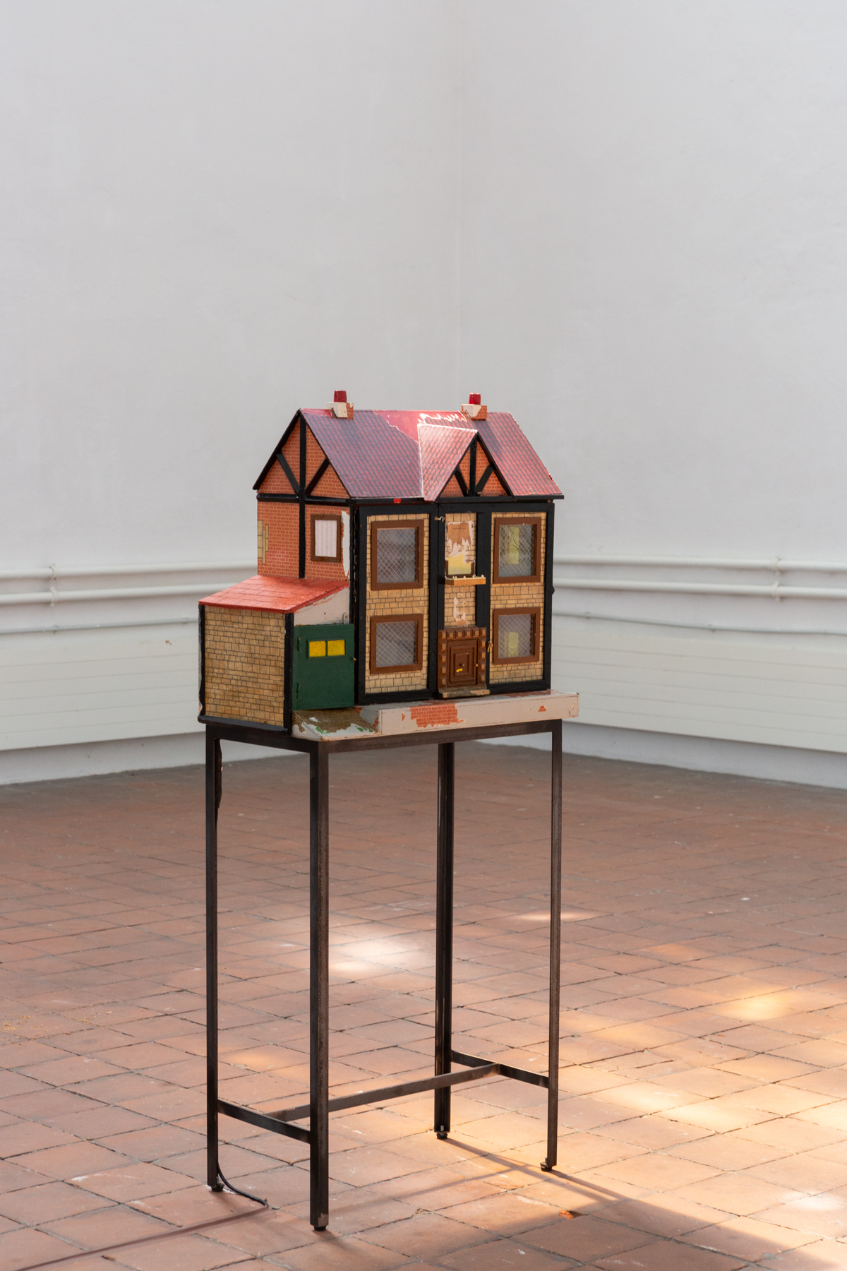 Hannah Quinlan and Rosie Hastings, Inside, installation view Kunsthalle Osnabrück, 2022. Photo: Lucie Marsmann