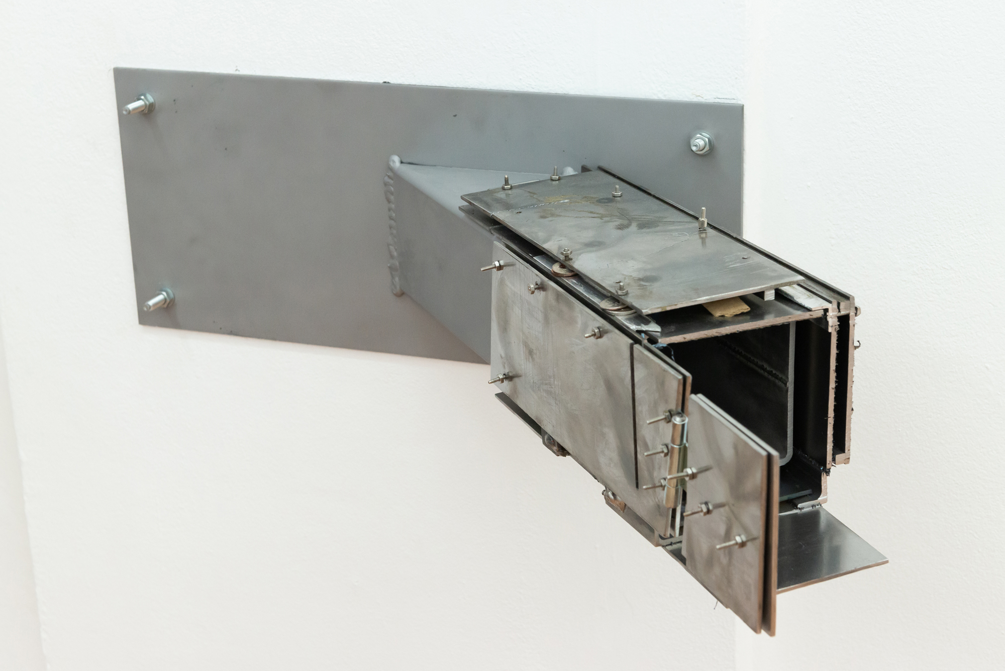 Rachel Fäth, Mount with Extender (1.1), 59x68x21cm