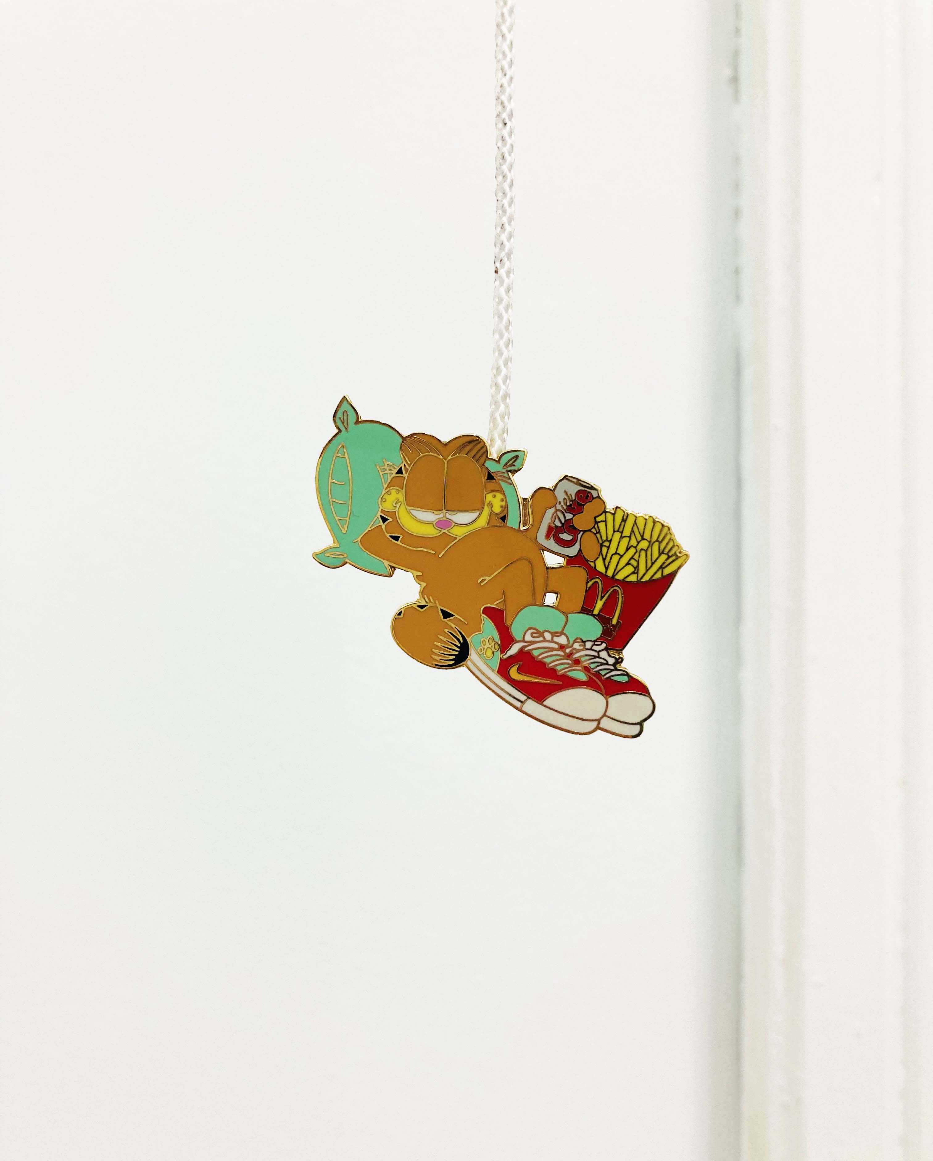 Garfield in 2D, exhibition design, ceiling pull cord llight switch and vintage Garfield Fantasy pin, environmetnal dimensions