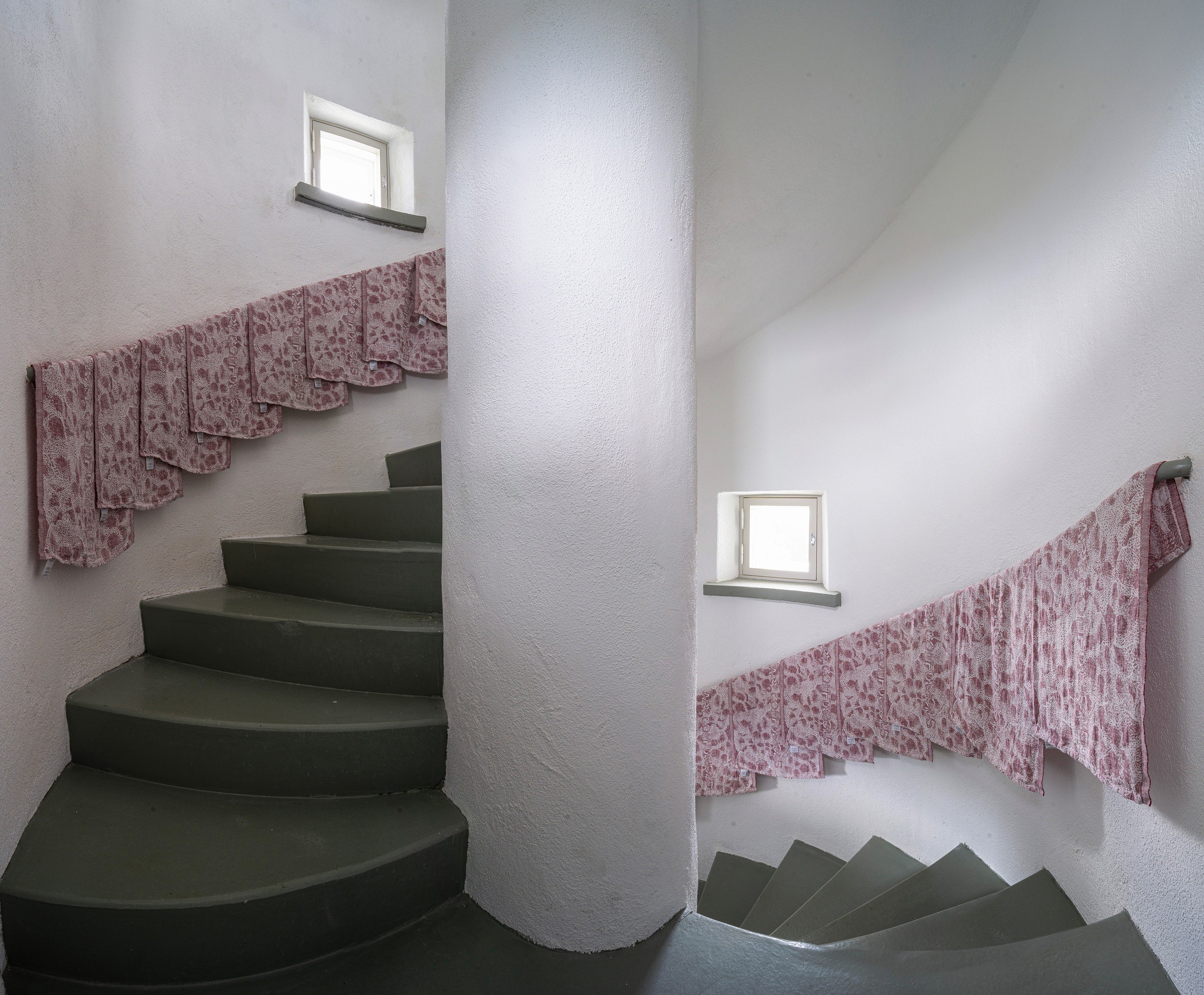 Lukas Malte Hoffmann: Capillary Confusions, 2022; 104 double woven linen towels, 480 x 700 mm