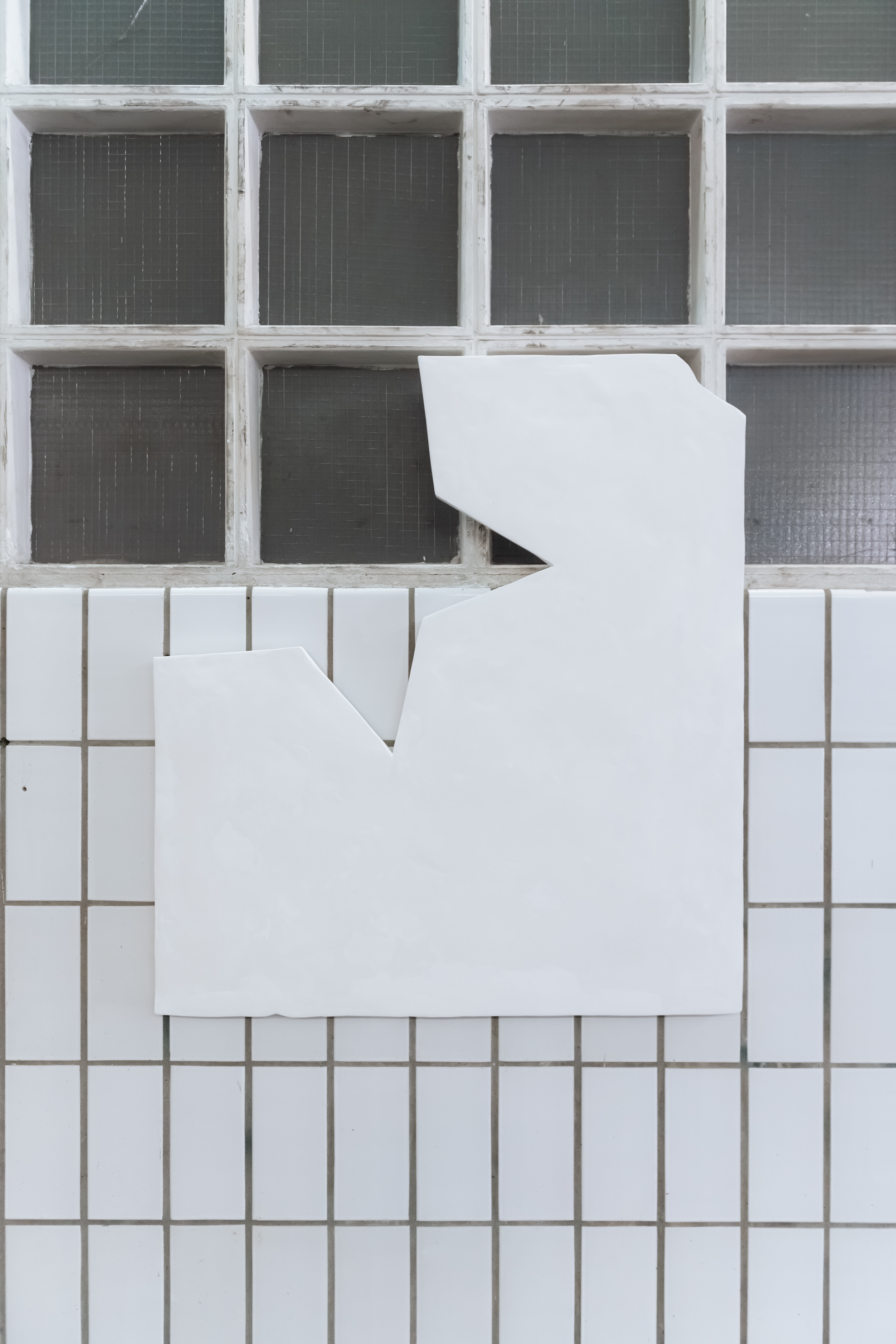 Taissa Fromme, four reasons, 2022, 105 x 90 x 3 cm, polymerplaster, graphite, glass fibre, styrofoam, wood