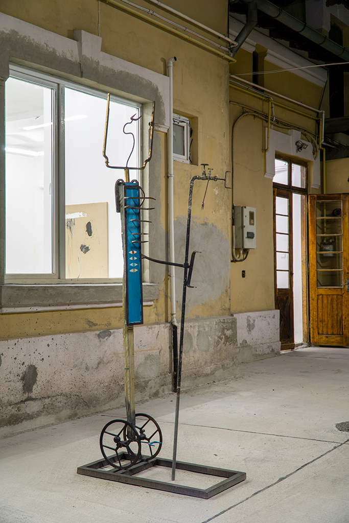 Bogdan Breza, Zeul tuturor scoabelor (The God of all clamps), wood, iron, ready-made objects, acrylic, 2022