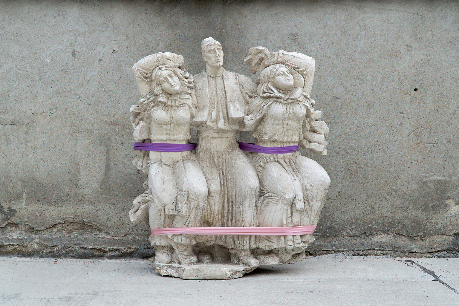 Vlad Brăteanu, "workout 3", 2022, artistic intervention with Deacu Alexandru's sculpture “Moroșeni dansând”