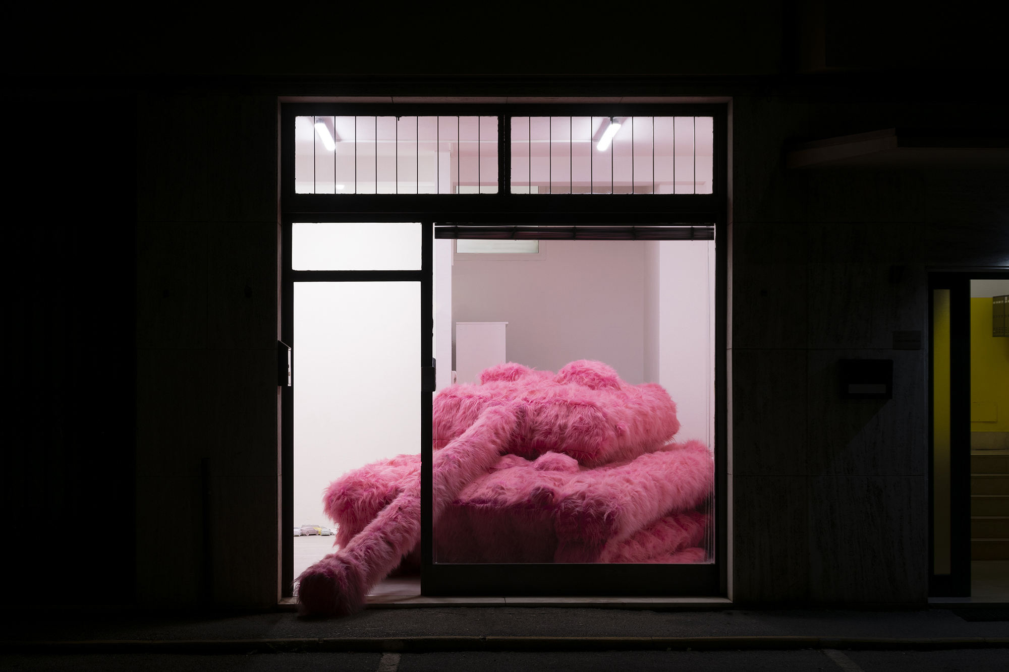 Xinhan Yú, A shy girl 2022, Inflatable tank peluche, 150x220x500 cm