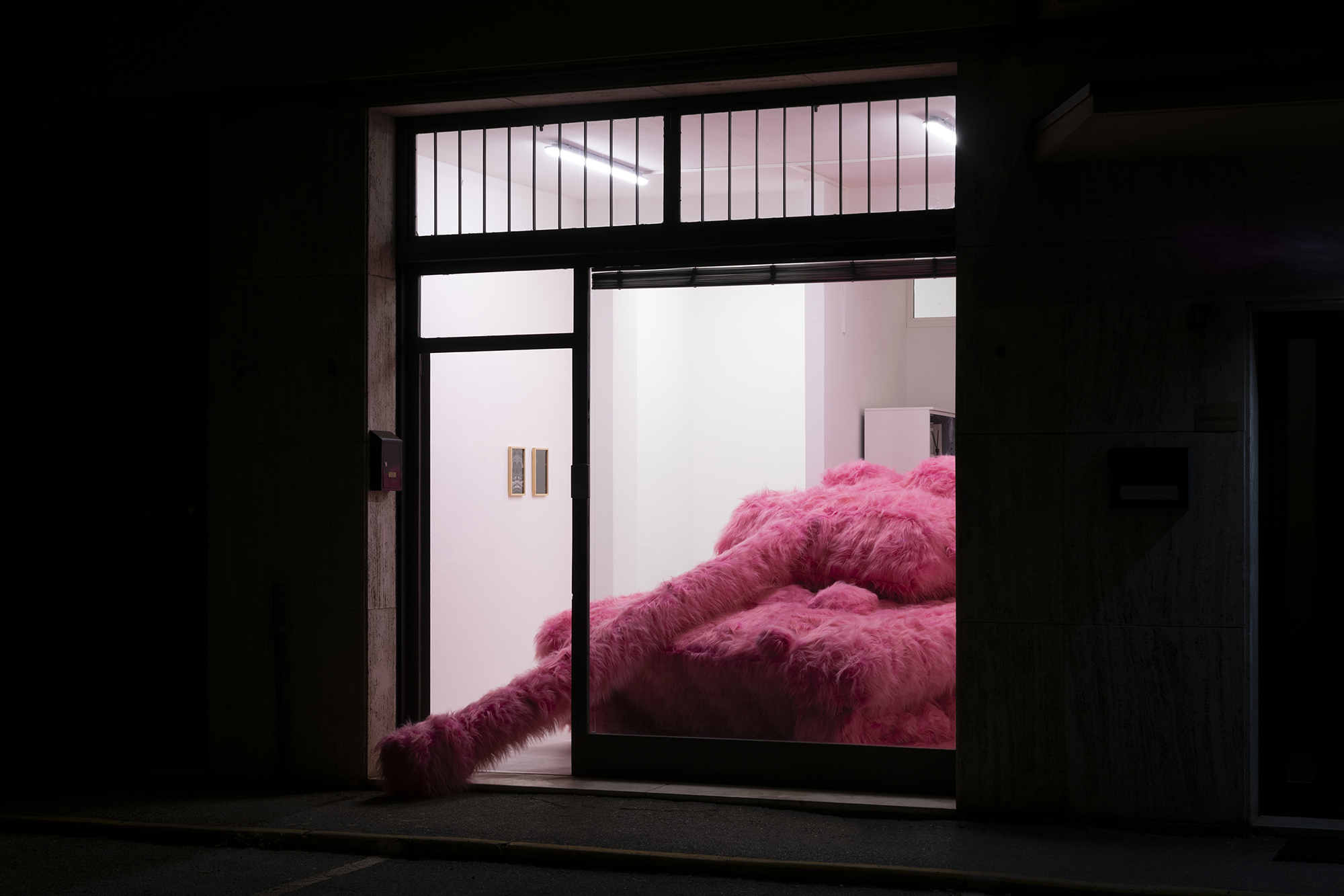 Xinhan Yú, A shy girl, 2022, Inflatable tank peluche, 150x220x500 cm
