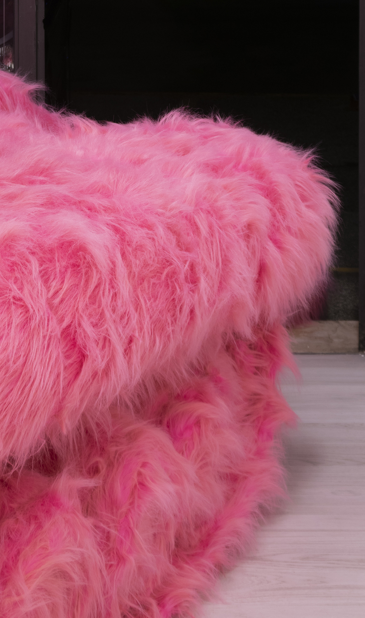 Xinhan Yú, A shy girl (detail), 2022, Inflatable tank peluche, 150x220x500 cm