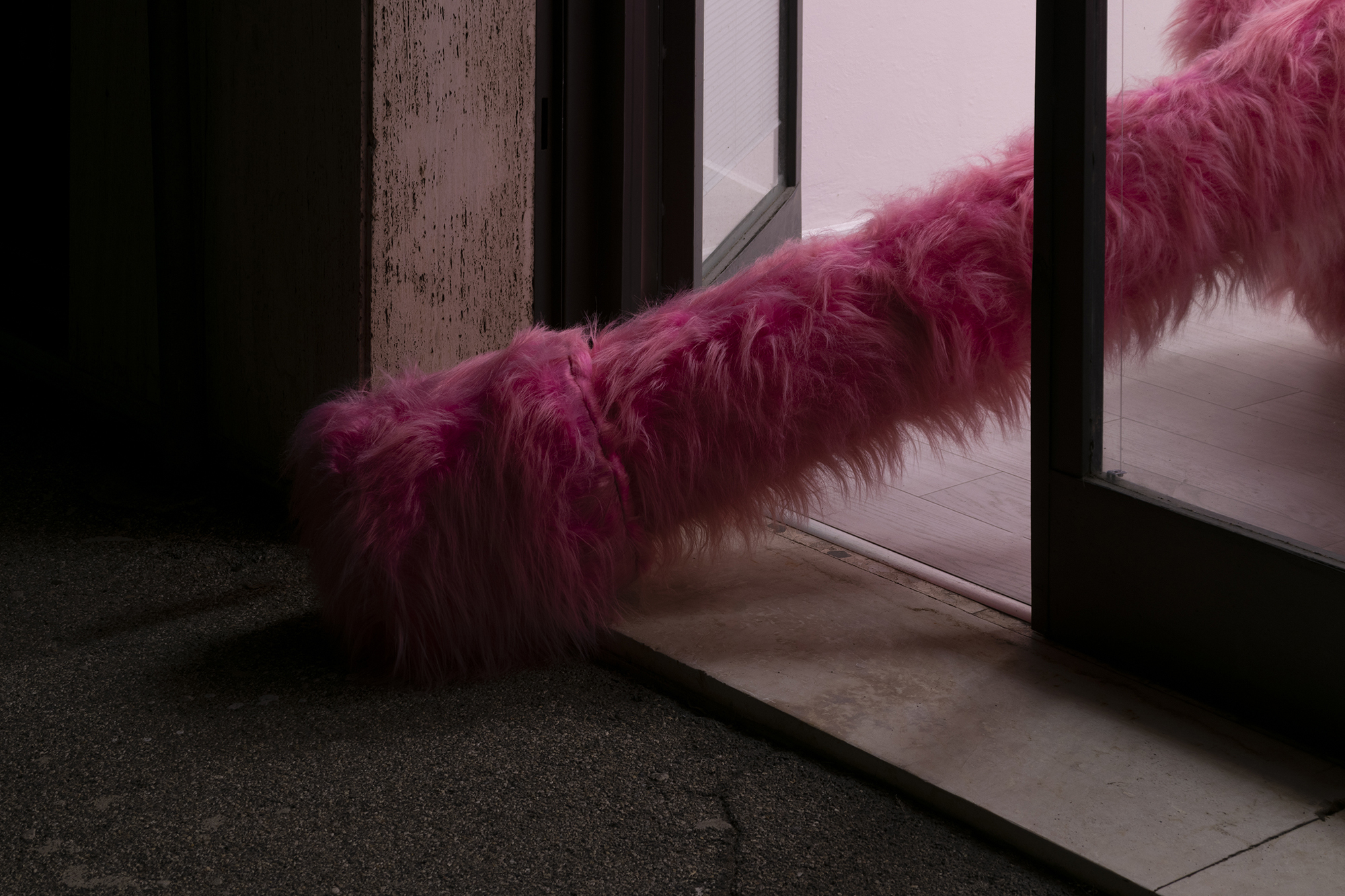 Xinhan Yú, A shy girl (detail), 2022, Inflatable tank peluche, 150x220x500 cm