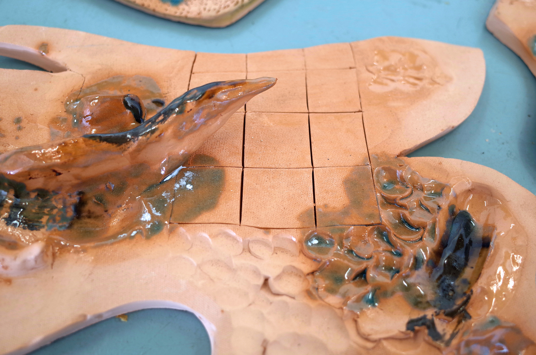 Anna Bochkova, Floating desert, 2022, glazed ceramics, diverse dimensions,  detail