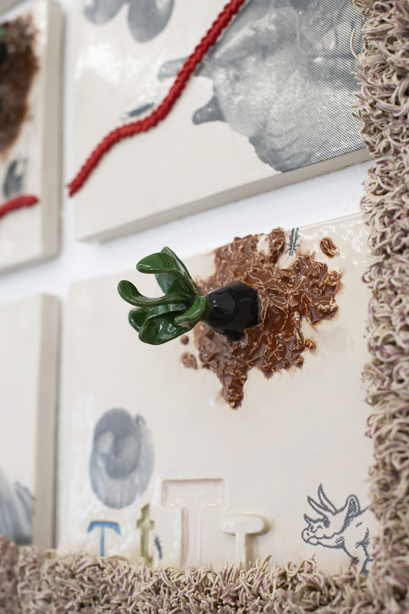 Magnus der Delphin oder böse ist anders, der Buchstabe T zum Beispiel, screen print on ceramics, screen, video loop, ca. 121 x 68 x 10 cm, 2021-2022