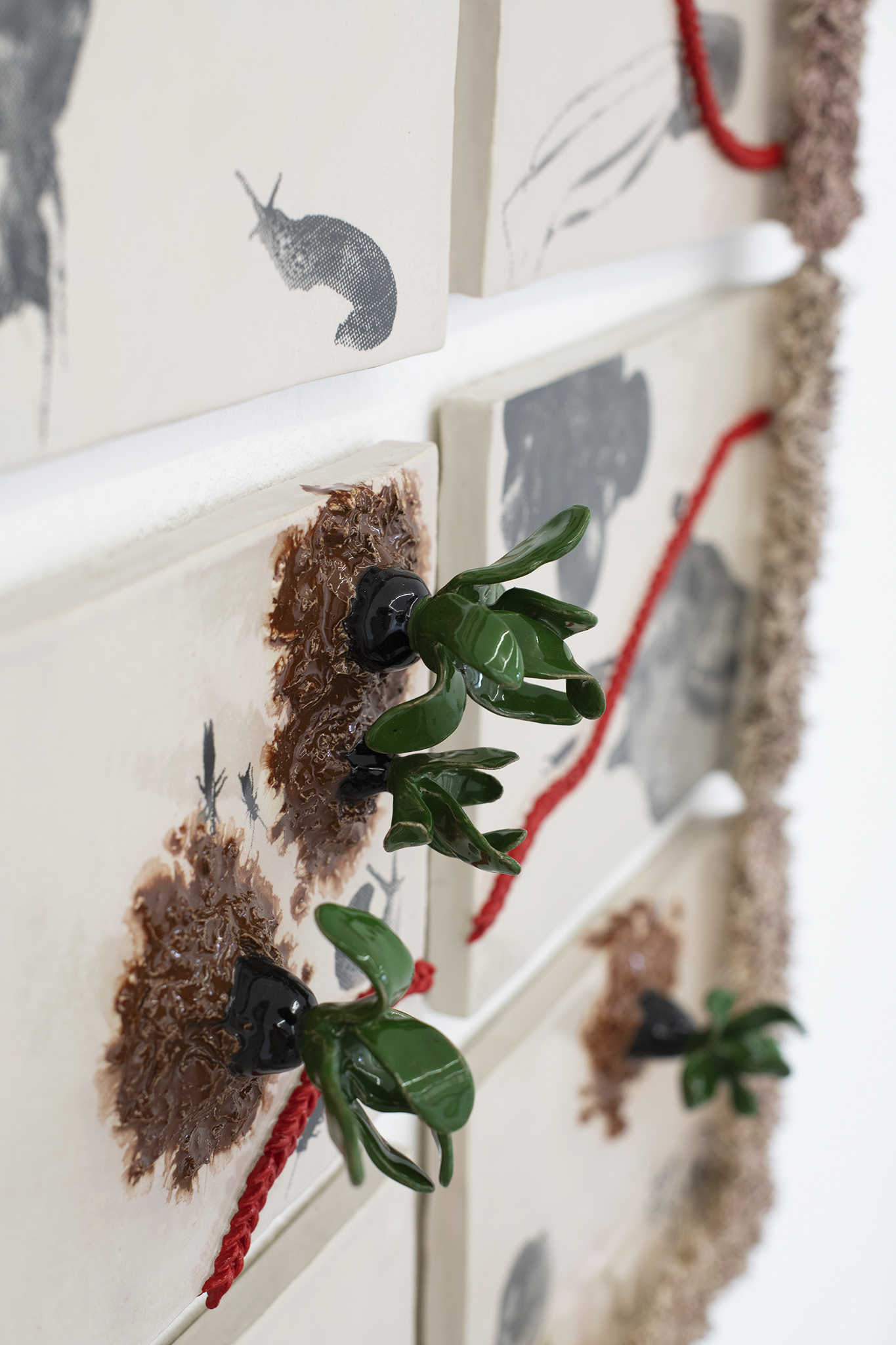 Magnus der Delphin oder böse ist anders, der Buchstabe T zum Beispiel, screen print on ceramics, screen, video loop, ca. 121 x 68 x 10 cm, 2021-2022