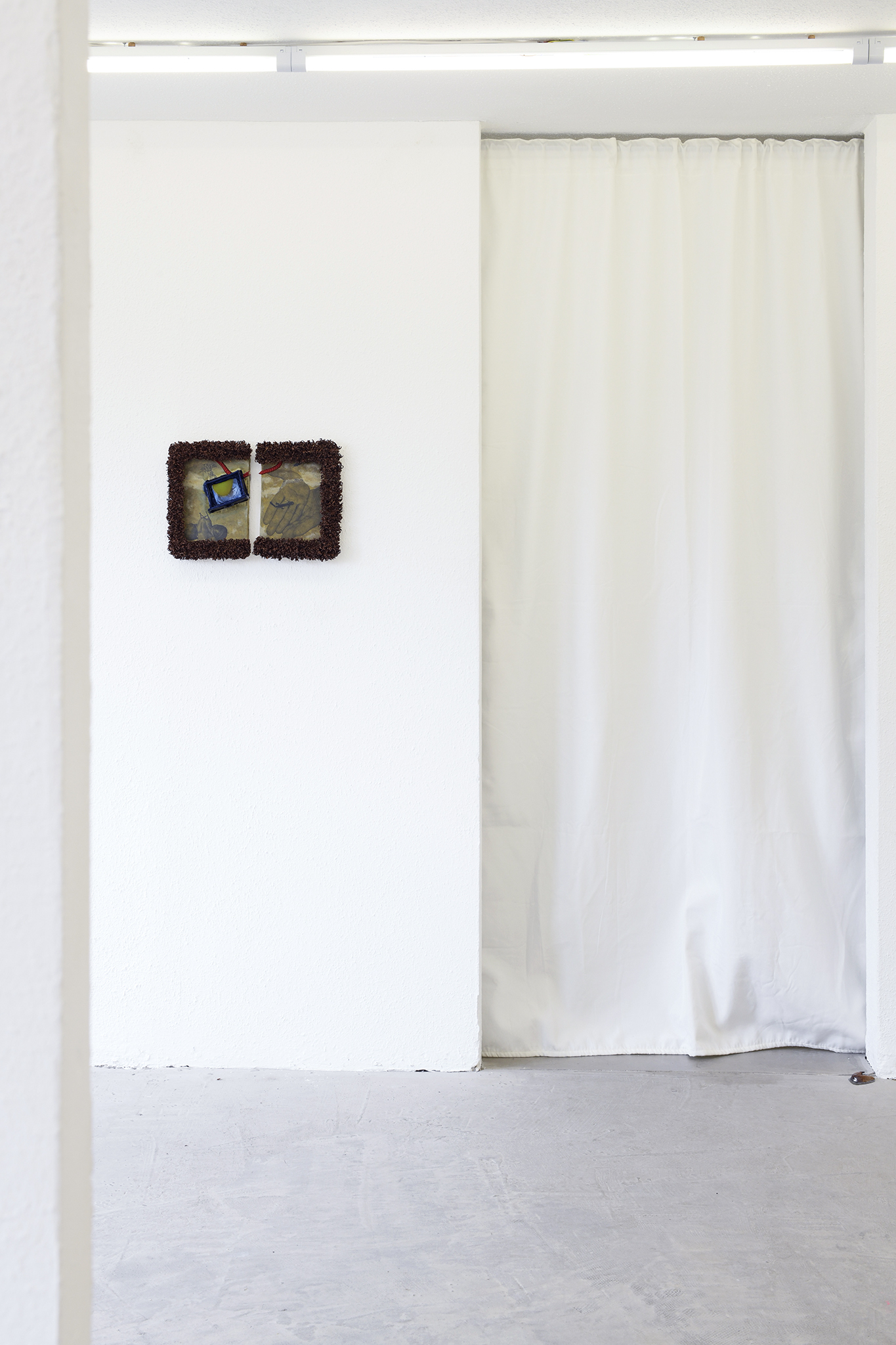 Die blaue Schublade fühlt sich so gedemütigt wenn immer alles in die Schubladen kategorisiert wird, screen print on ceramics, screen, video loop, ca. 45 x 31 x 6 cm, 2022