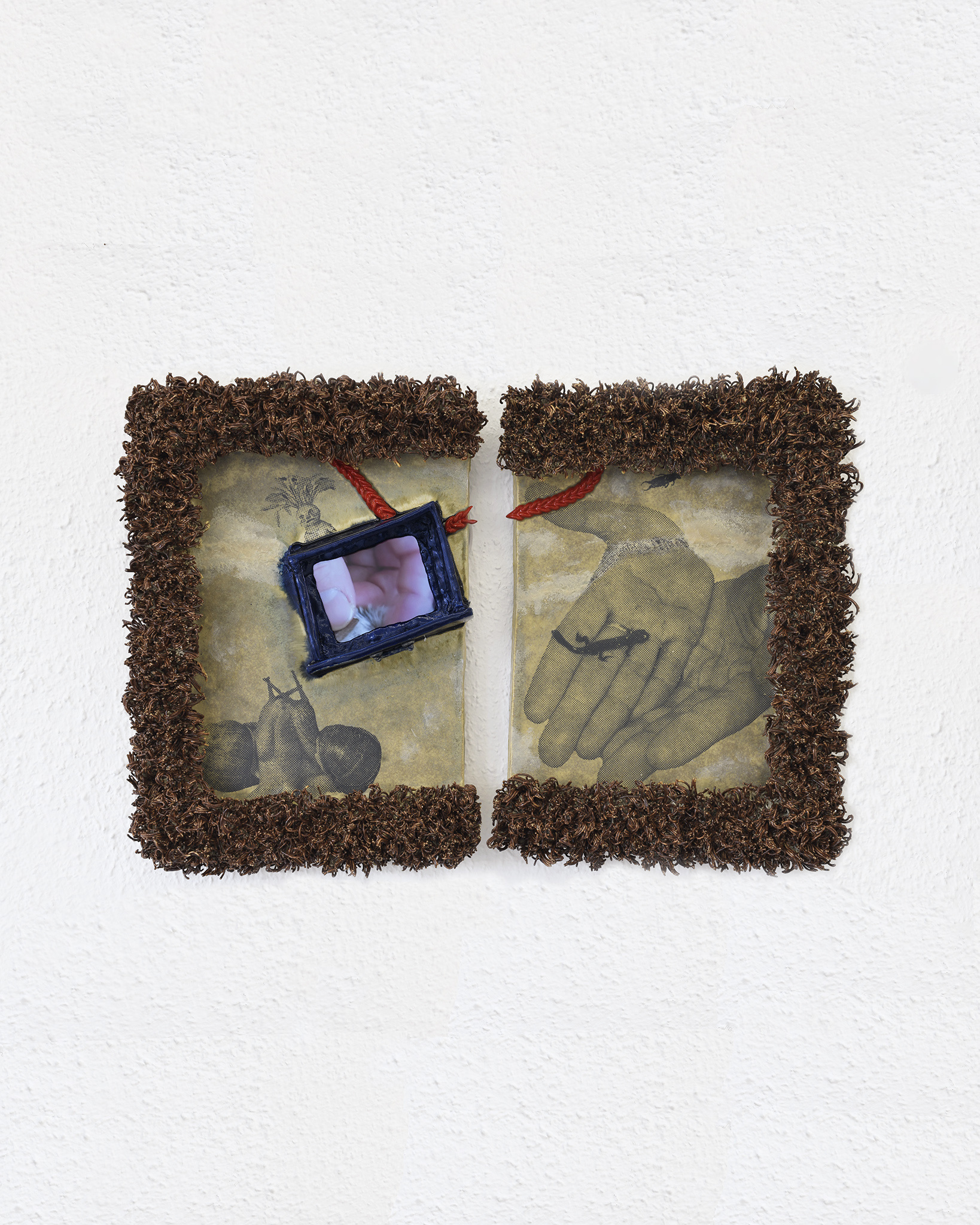 Die blaue Schublade fühlt sich so gedemütigt wenn immer alles in die Schubladen kategorisiert wird, screen print on ceramics, screen, video loop, ca. 45 x 31 x 6 cm, 2022