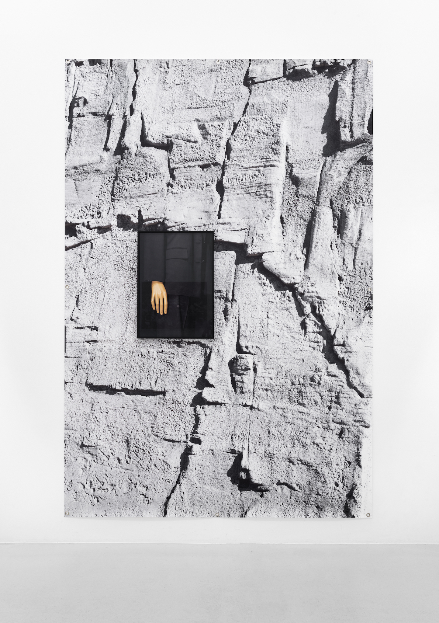 Laura Schawelka, Egyptian Building, PVC, 260 x 175 cm, 2022; Hand Kiton, C-Print, 59,4 x 42 cm, 2022