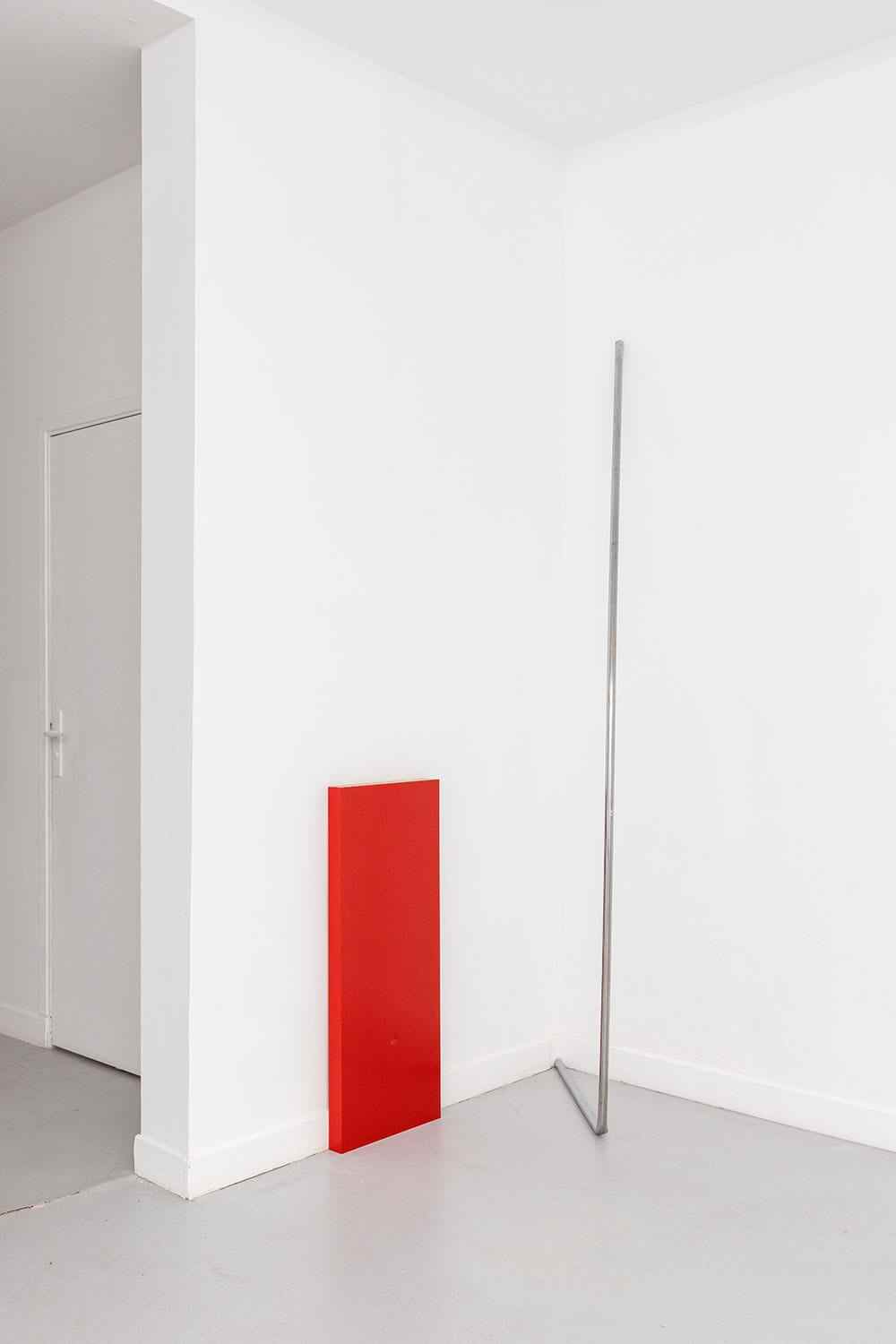 Présence proche, 2022, Ikea bookcase fragment, 95 x 38 x 5 cm; Instrument d’assistance, 2022, stainless steel tube, 285 x 66 x 3 cm