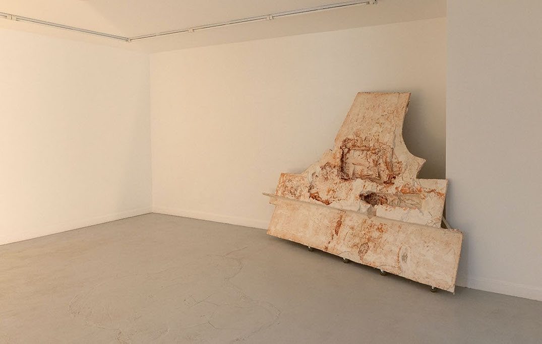 Rampe pour Philippe, 2022, red clay, plaster, mason's ruler, plate, wire, casters, various metal bars, 197 x 283 x 28 cm