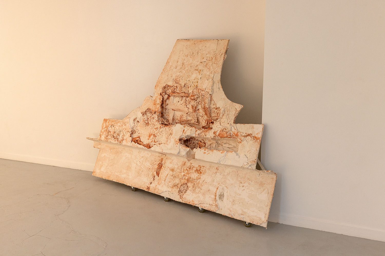 Rampe pour Philippe, 2022, red clay, plaster, mason's ruler, plate, wire, casters, various metal bars, 197 x 283 x 28 cm
