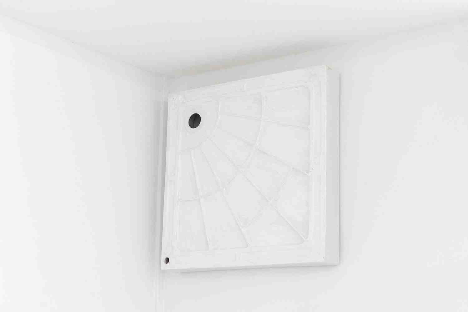 Coin douche, 2022, shower tray, paint, 70 x 70 x 12 cm