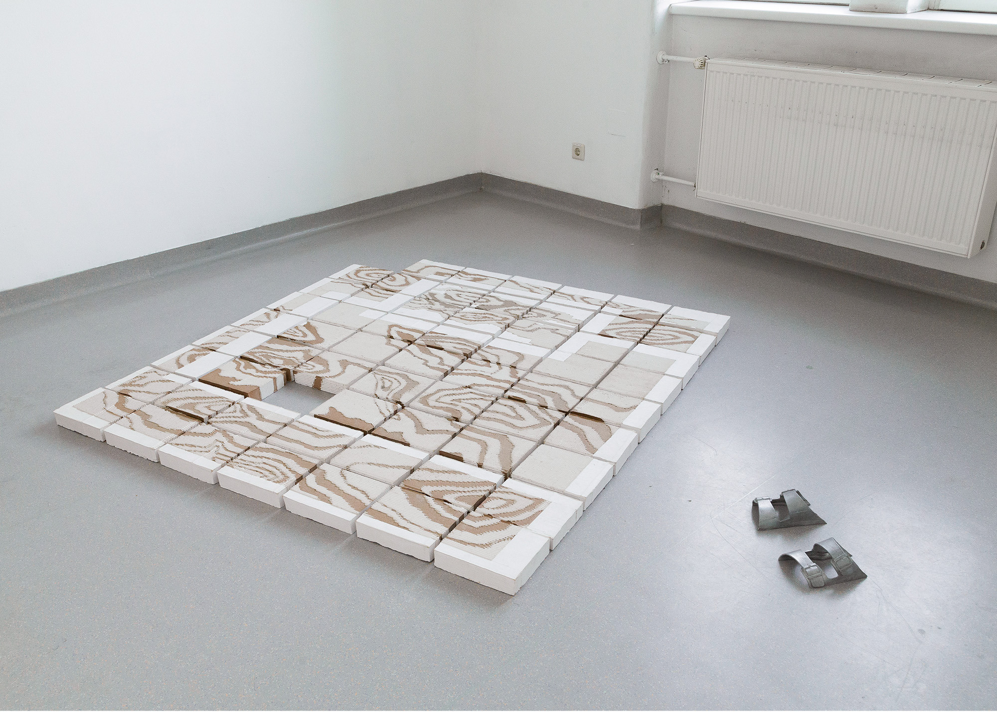 Magdalena StĂŒckler, searching for a place to stay, 2022, plaster, cardboard 175 Ă 190 Ă 5 cm / Gabriel Huth, Ruinenschlapfen, 2022, aluminium