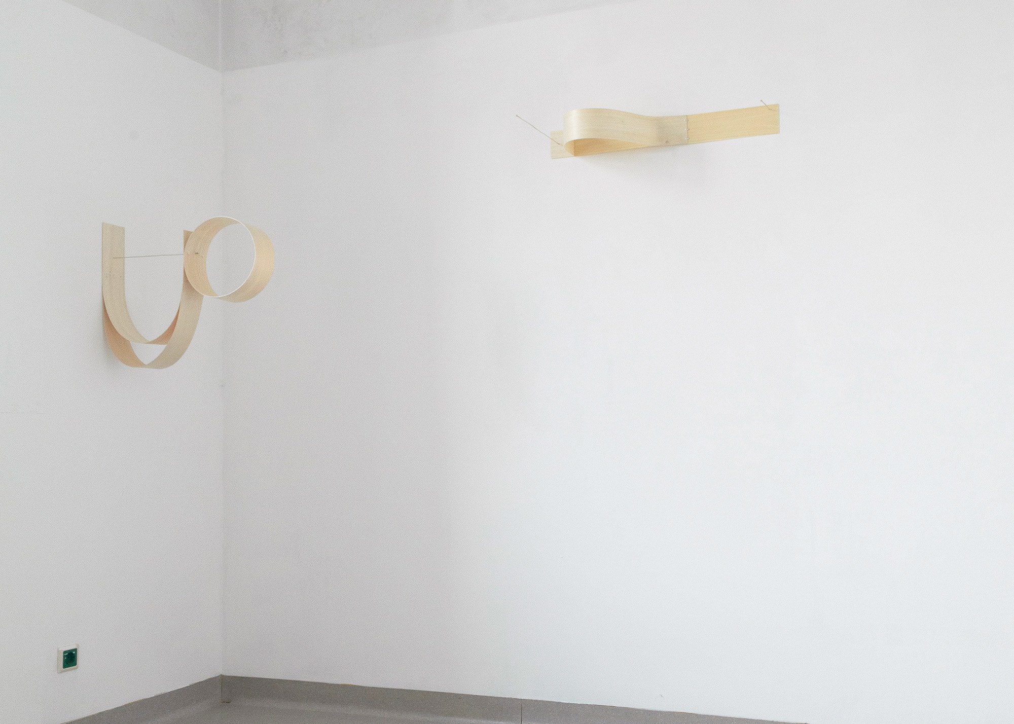 Marlene Leonie Posch, butt-glued, 2022, sterling silver, wood veneers, 80 Ă 10 Ă 20 cm (left) / back-bend, 2022, sterling silver, wood veneers, 55 Ă 10 Ă 53 cm (right)