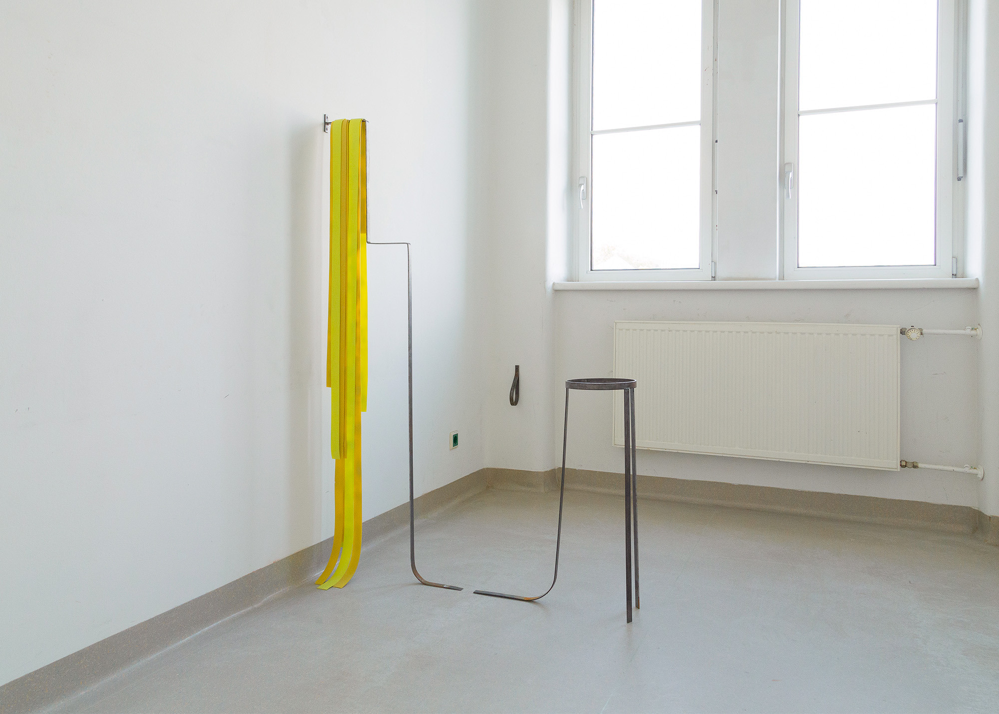 Marlene Leonie Posch, Loop, 2021, steel, 13 Ă 8 Ă 2 cm / Couple (facing), 2021, PVC, steel, 124 Ă 156 Ă 23 cm