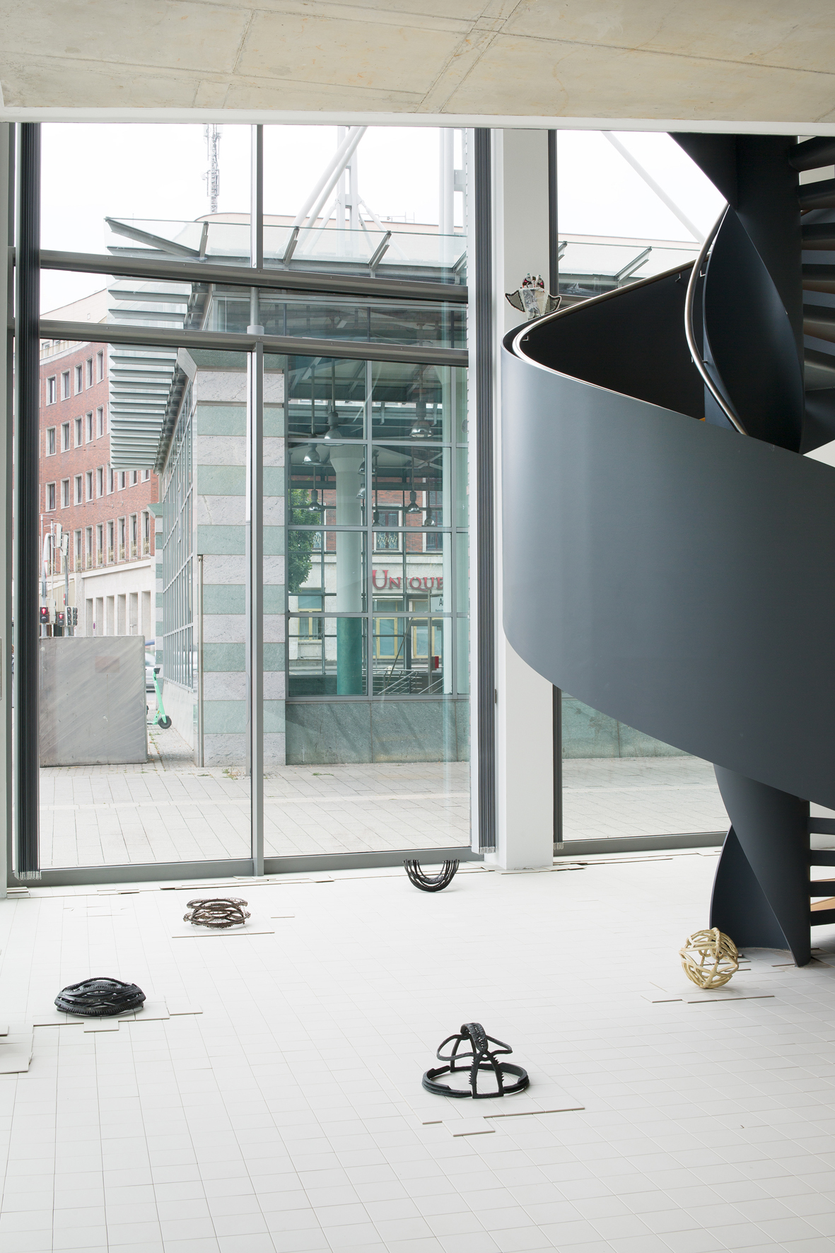 Wet Resistance, Dortmunder Kunstverein, 2022 Hanna-Maria Hammari, Untitled (Traps), 2019-2022 ceramics Photo: Jens Franke  Courtesy: the artist