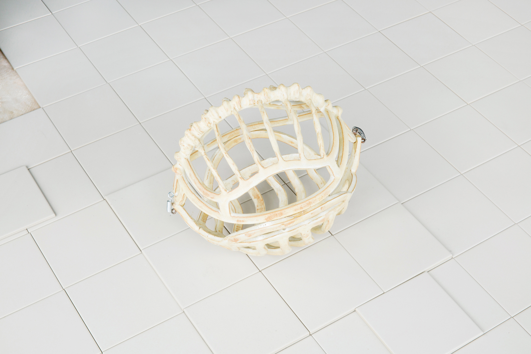 Wet Resistance, Dortmunder Kunstverein, 2022 Hanna-Maria Hammari, Untitled (Traps), 2020/22 ceramics Photo: Jens Franke  Courtesy: the artist