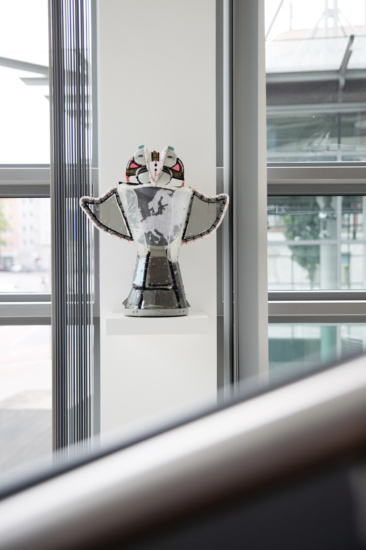 Wet Resistance, Dortmunder Kunstverein, 2022 Anna Solal, Untitled, 2022 Bicycle chain, asthma spray, iPhone screens, hologram Photo: Jens Franke  Courtesy: the artist, New Gallery, Paris & Trampoline Association