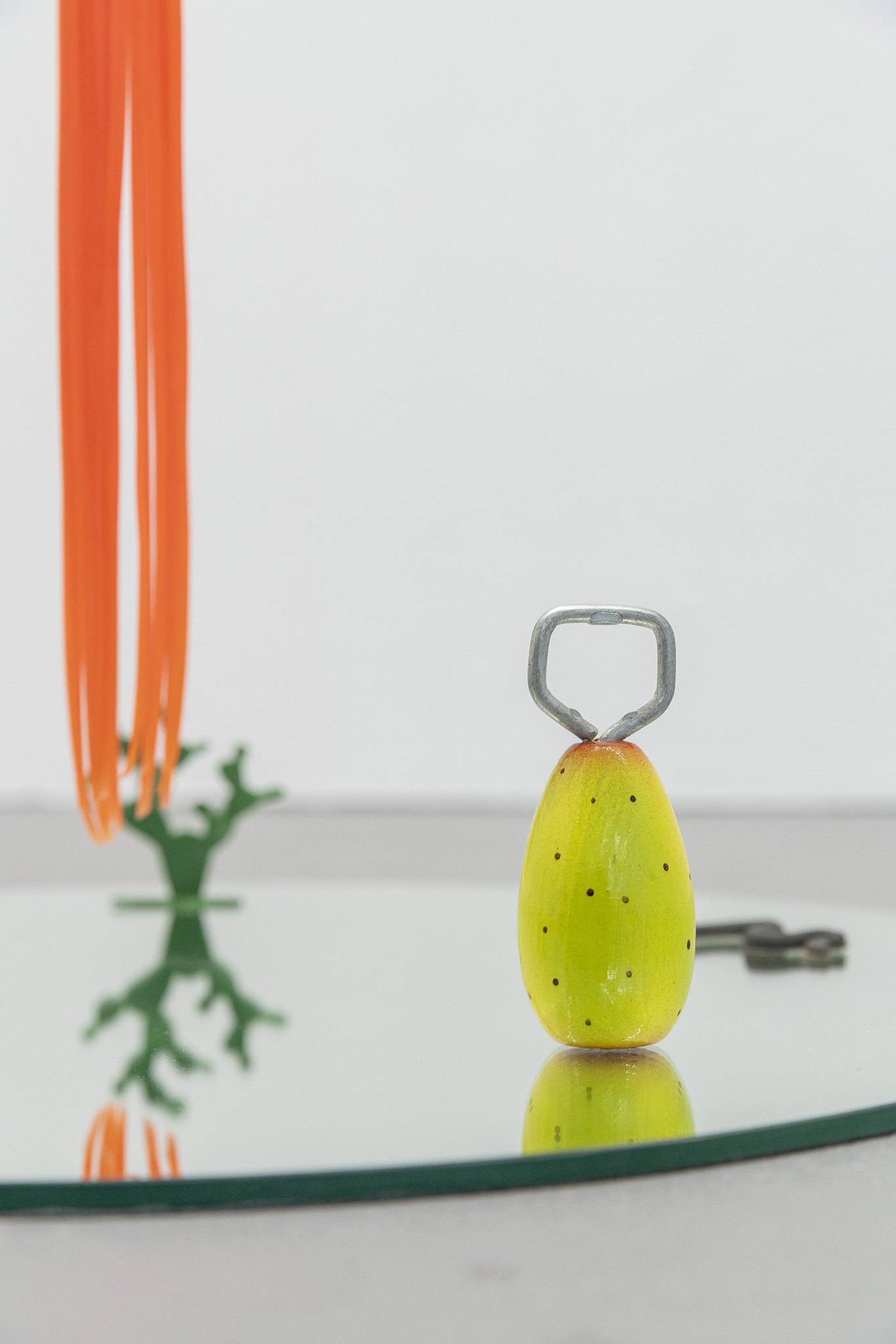 Gabriel Rico, Polimerycene from the series - Freedom of manoeuvre-, 2020, Mix of found objects, ropes, neon, deer’s foot, horseshoe and mirror, 750x133x60cm, courtesy of max goelitz and OMR, Mexico City, copyright of the artist, photo: Dirk Tacke