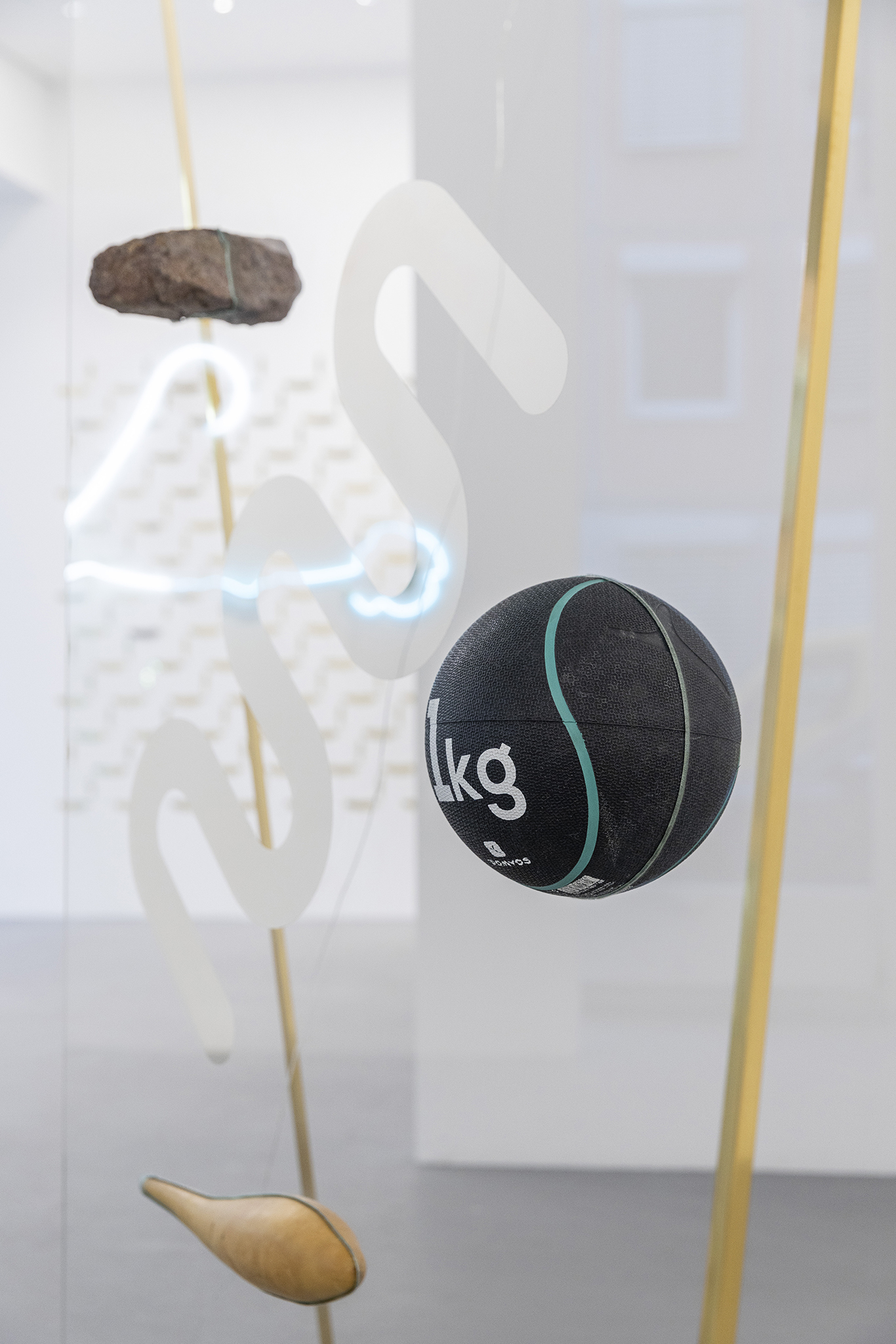 Gabriel Rico, VII from the series -Nimble and sinister tricks (To be preserved with out scandal and corruption) 2018 - 2023-, 2020, 115x205x90cm, courtesy of max goelitz and OMR, Mexico City, copyright of the artist, photo: Dirk Tacke