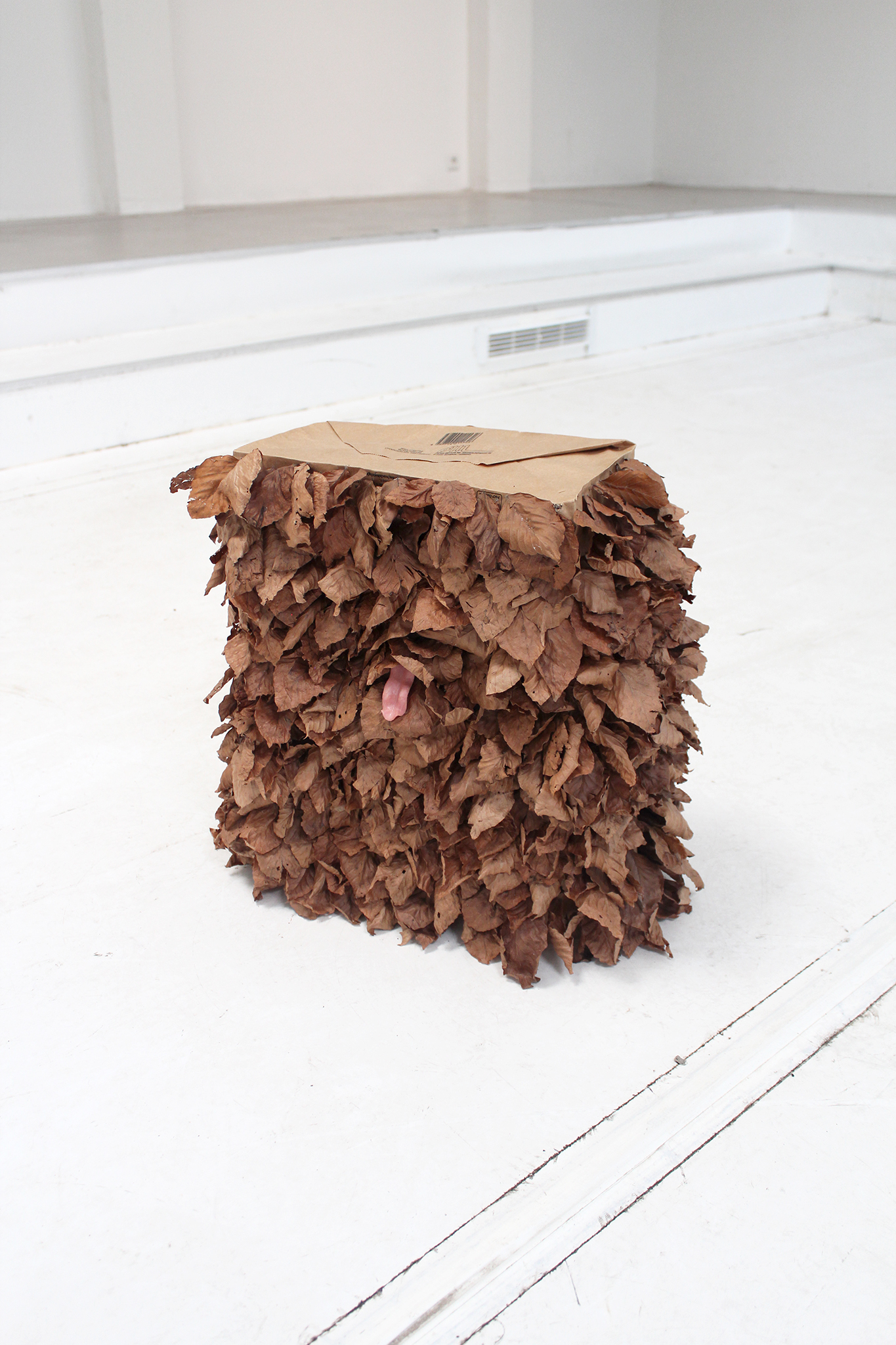 Vincent Scheers, Neigbour (2020), paperbag, leaves, glue, taxidermy foxtongue.