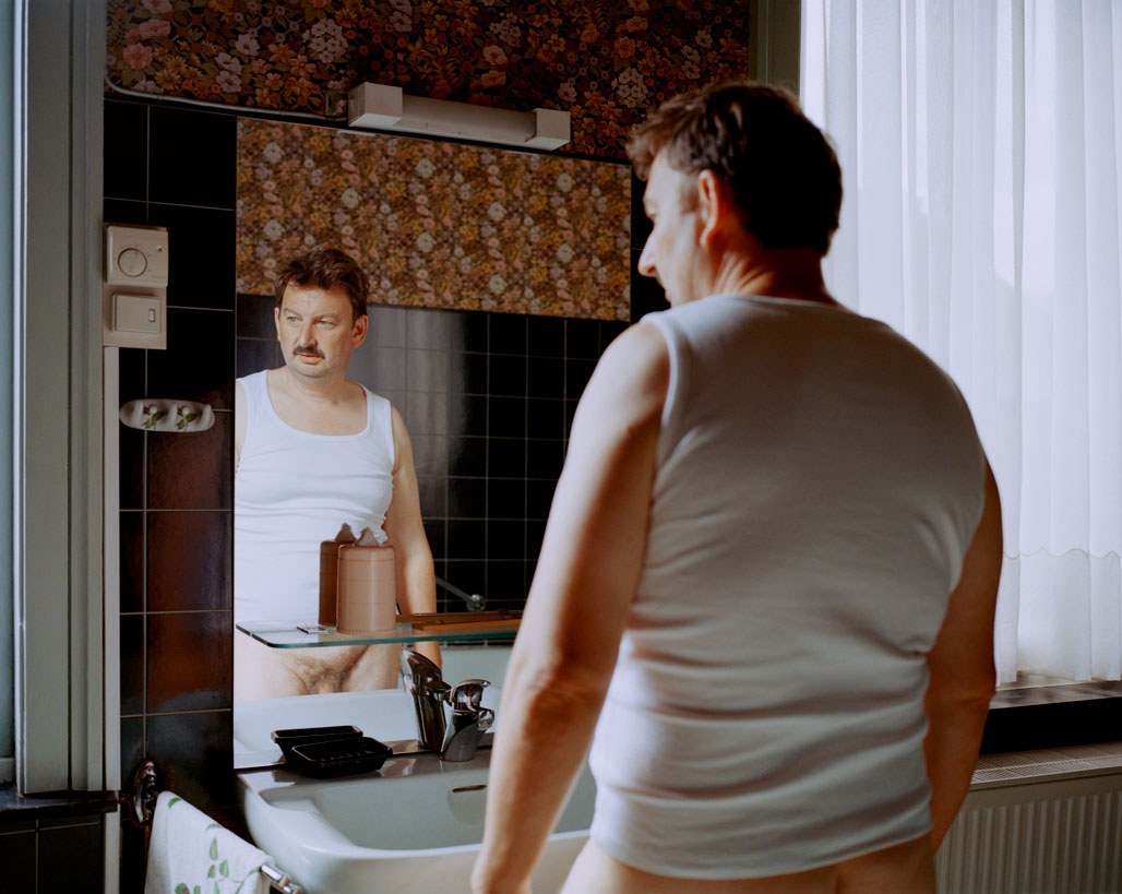 Alain Guiraudie Homme au miroir, 2018 19,11 × 24 cm, Lambda print Edition 1/3 + 1 AP Courtesy of the artist and Crèvecoeur.