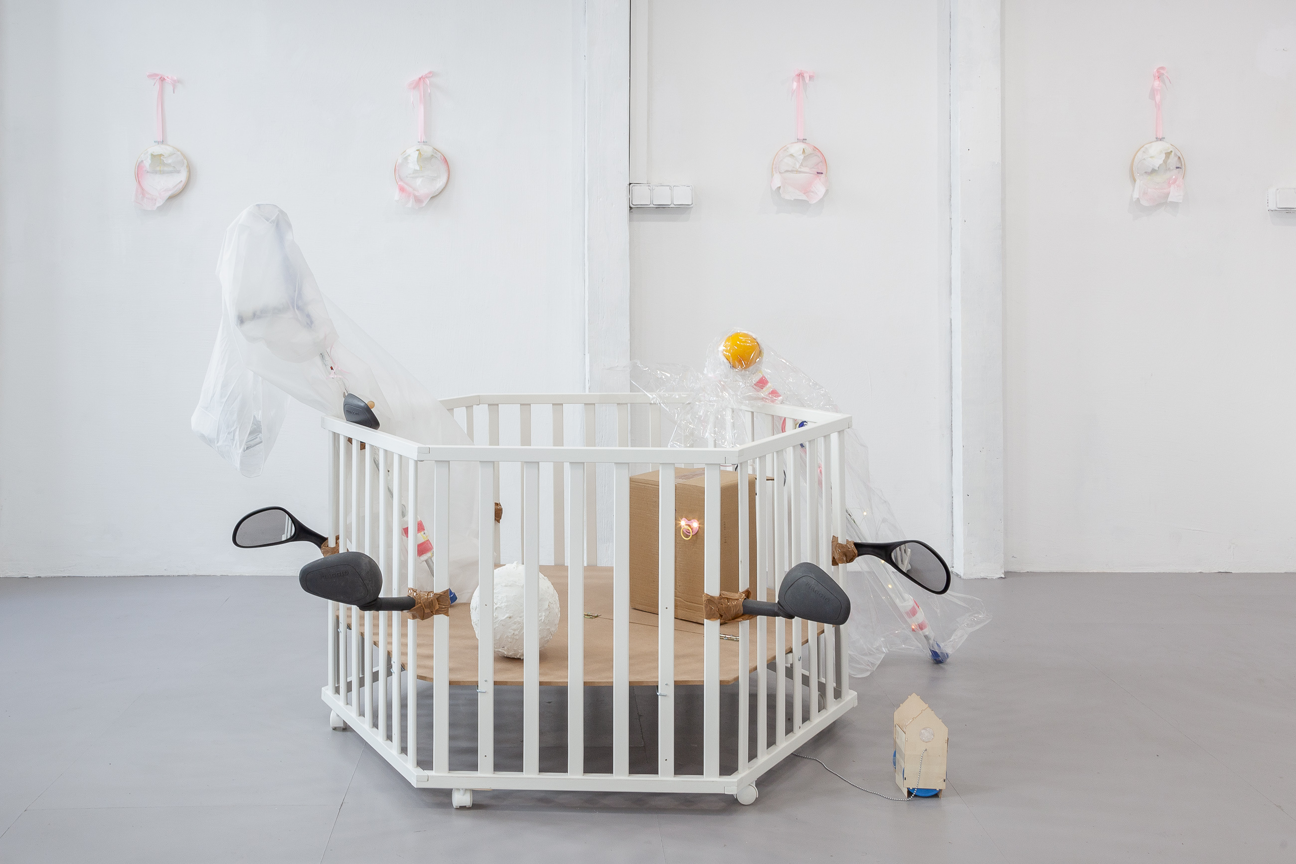 01. Paula Linke, 2022, Baby Shower City, exhibition view 01, Suzie Shride