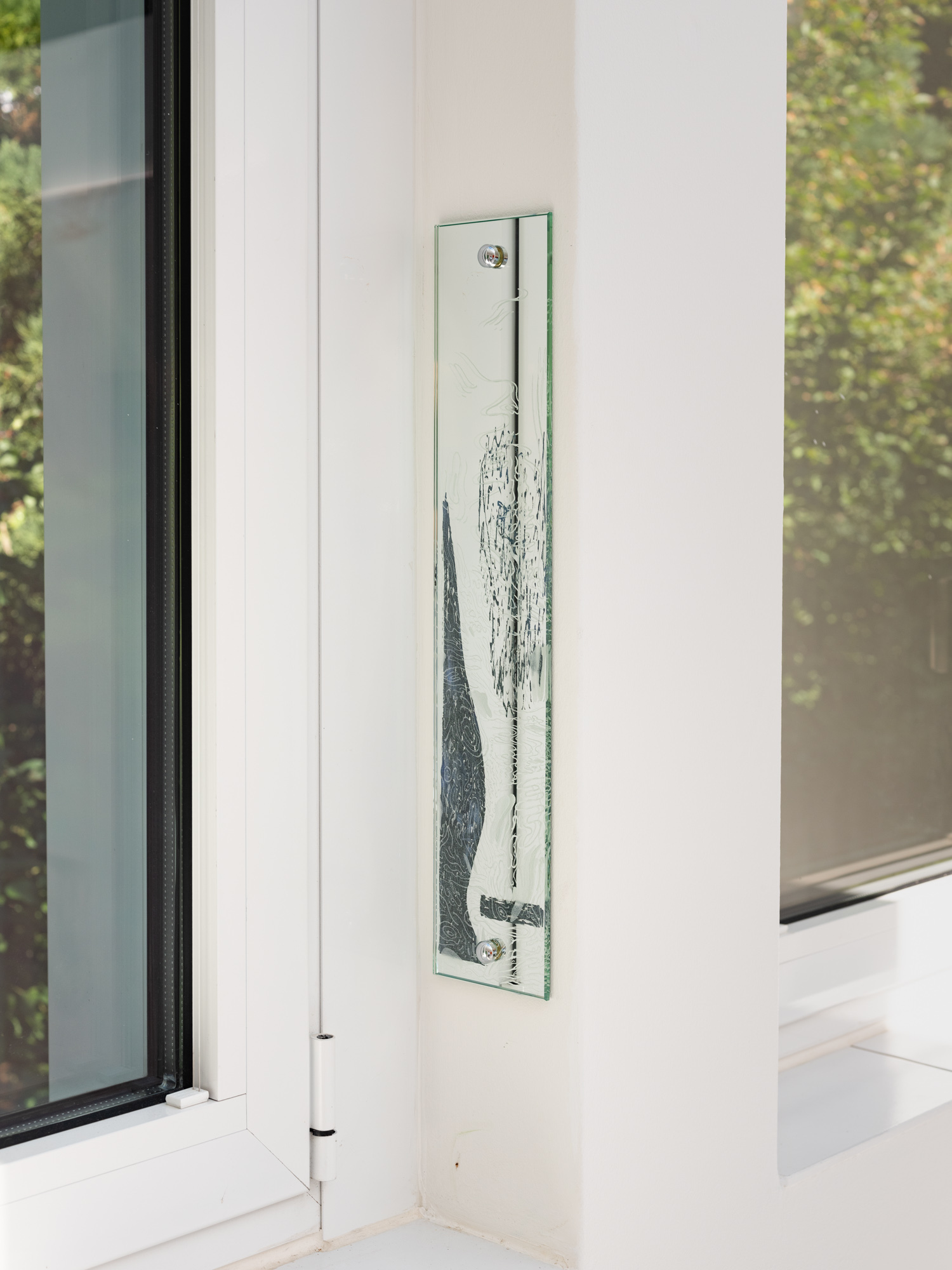 Zoé de Soumagnat, Rayon IV, 10x30cm, Engraved and painted mirror, 2022