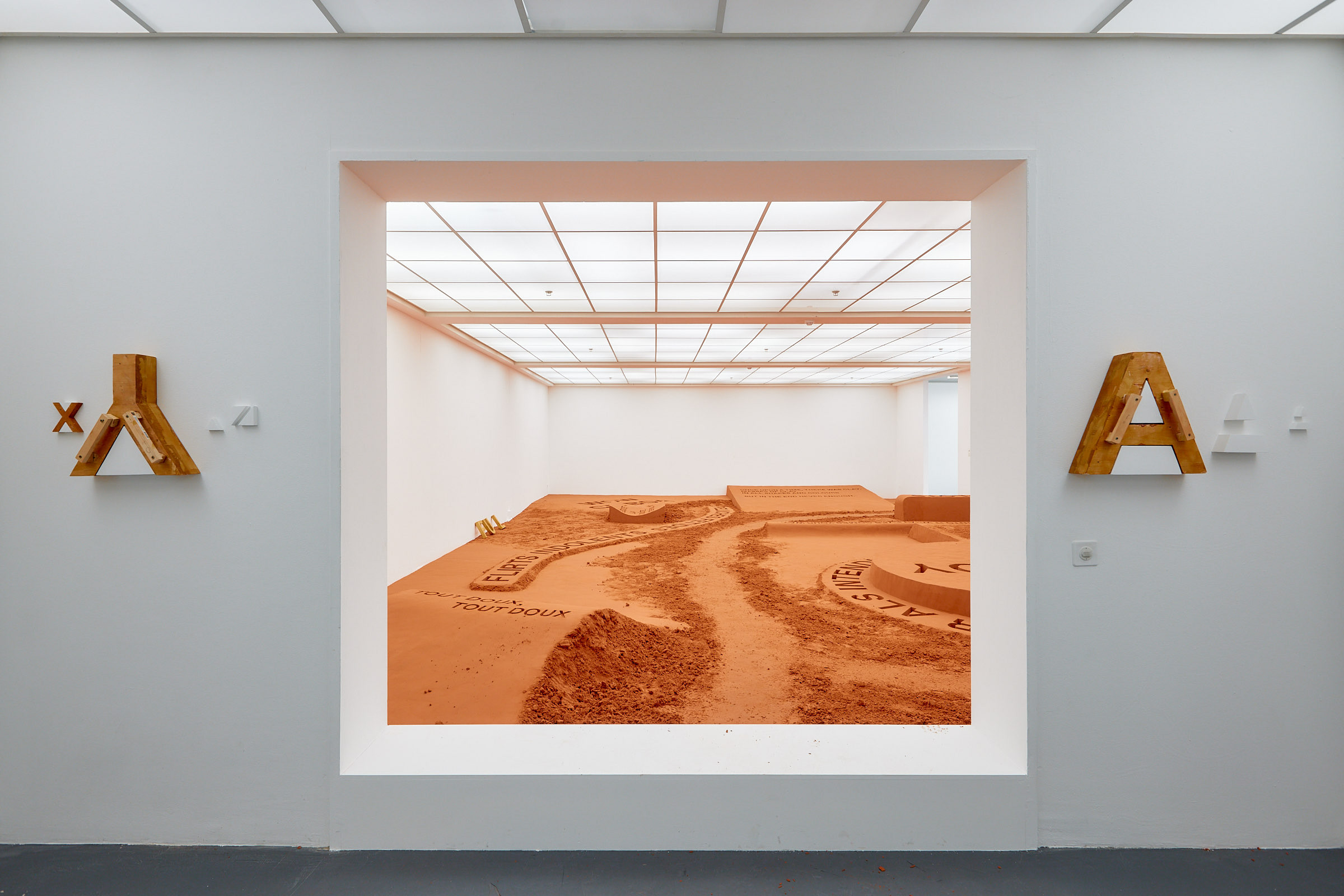 Earth-moving, 2022, foundry sand, tools. Photo: Moritz Schermbach