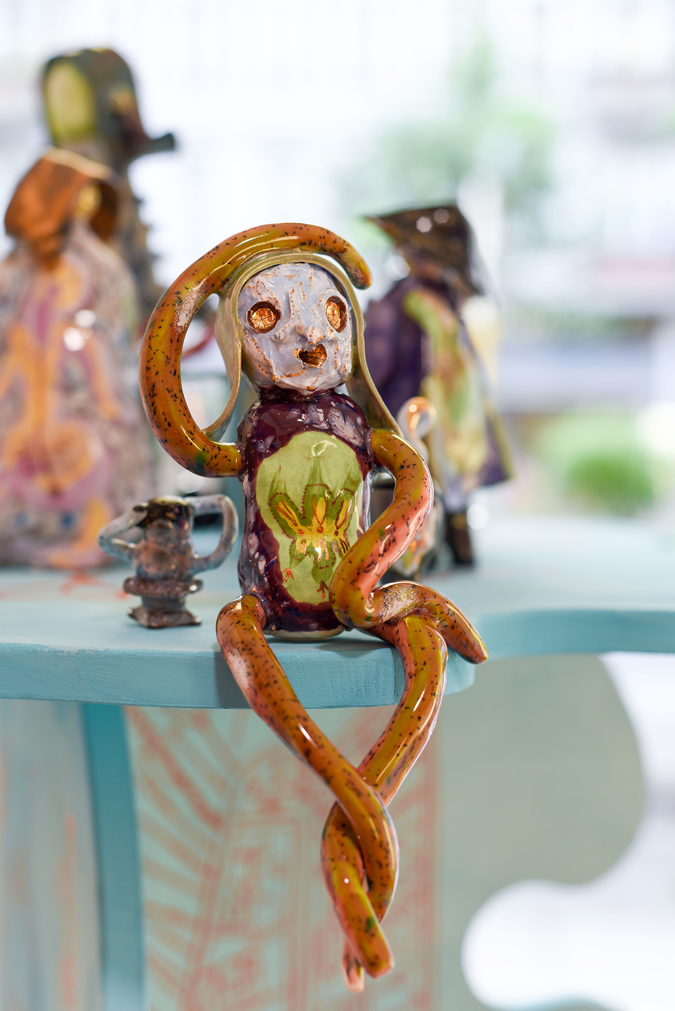 High Weirdness, Solaris Space,Berlin, 2022, Emily Hunt, Nota Flashback Tableau Vivant, 2022, painted table, ceramics, Photo: Rosanna Graf, Courtesy: the artist