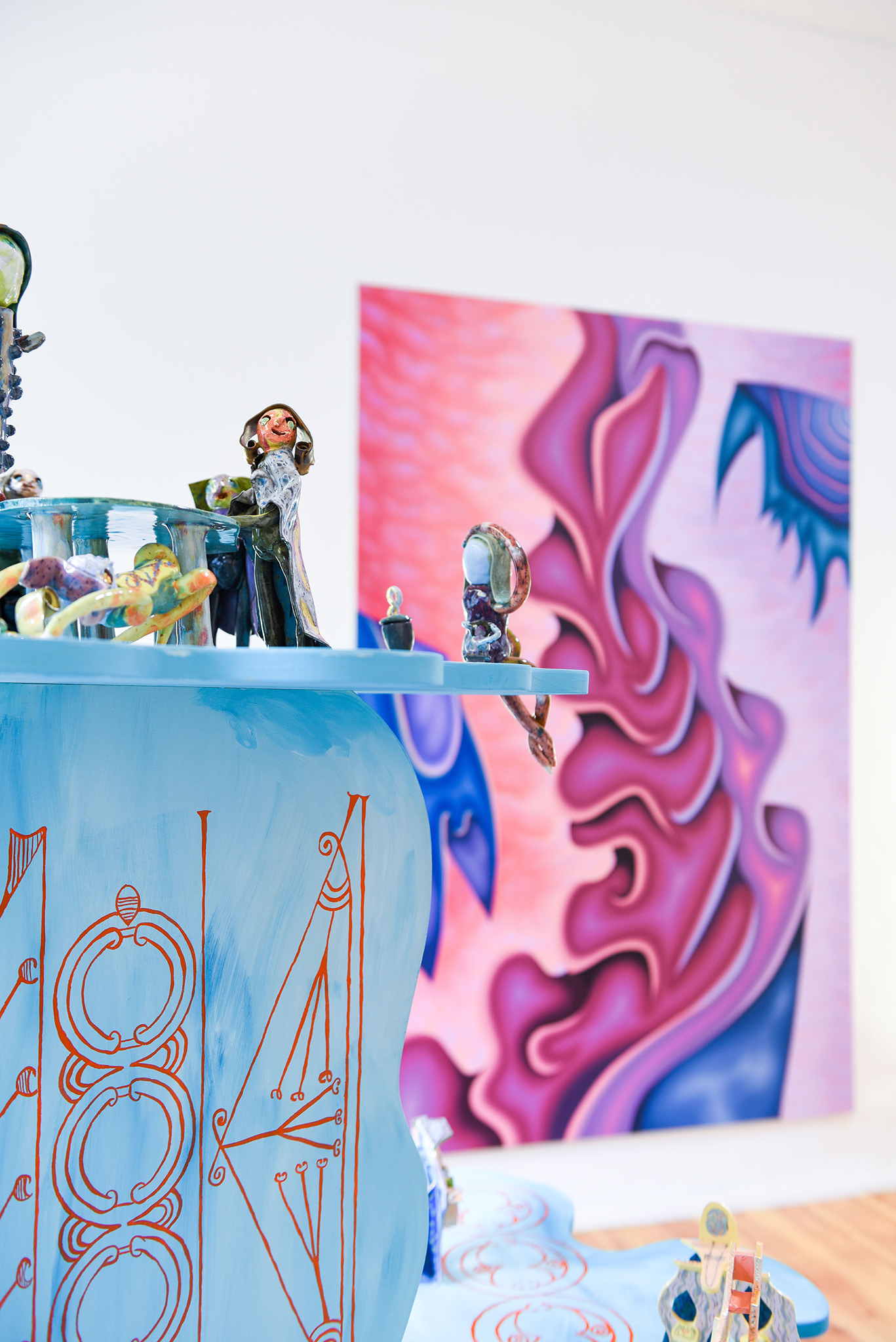 High Weirdness, Solaris Space, Berlin, 2022, Emily Hunt, Nota Flashback Tableau Vivant, 2022, painted table, ceramics & Antonia Freisburger, Kly, 2022, oil on canvas, 240 x 160 cm, Photo: Rosanna Graf, Courtesy: the artists