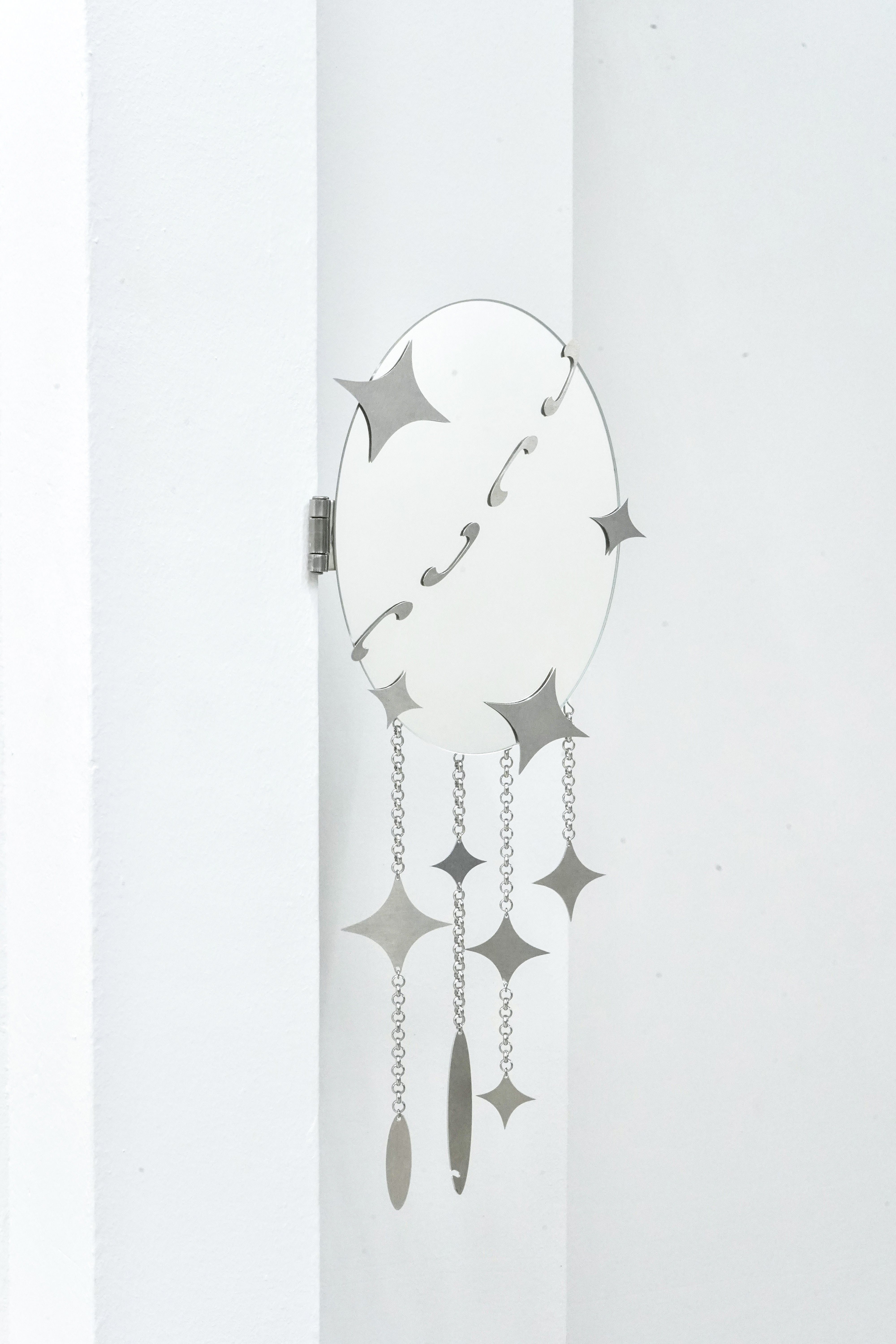 Teller 1 (2022). Mirror, Aluminium, Metal. 13x37.5 cm 
