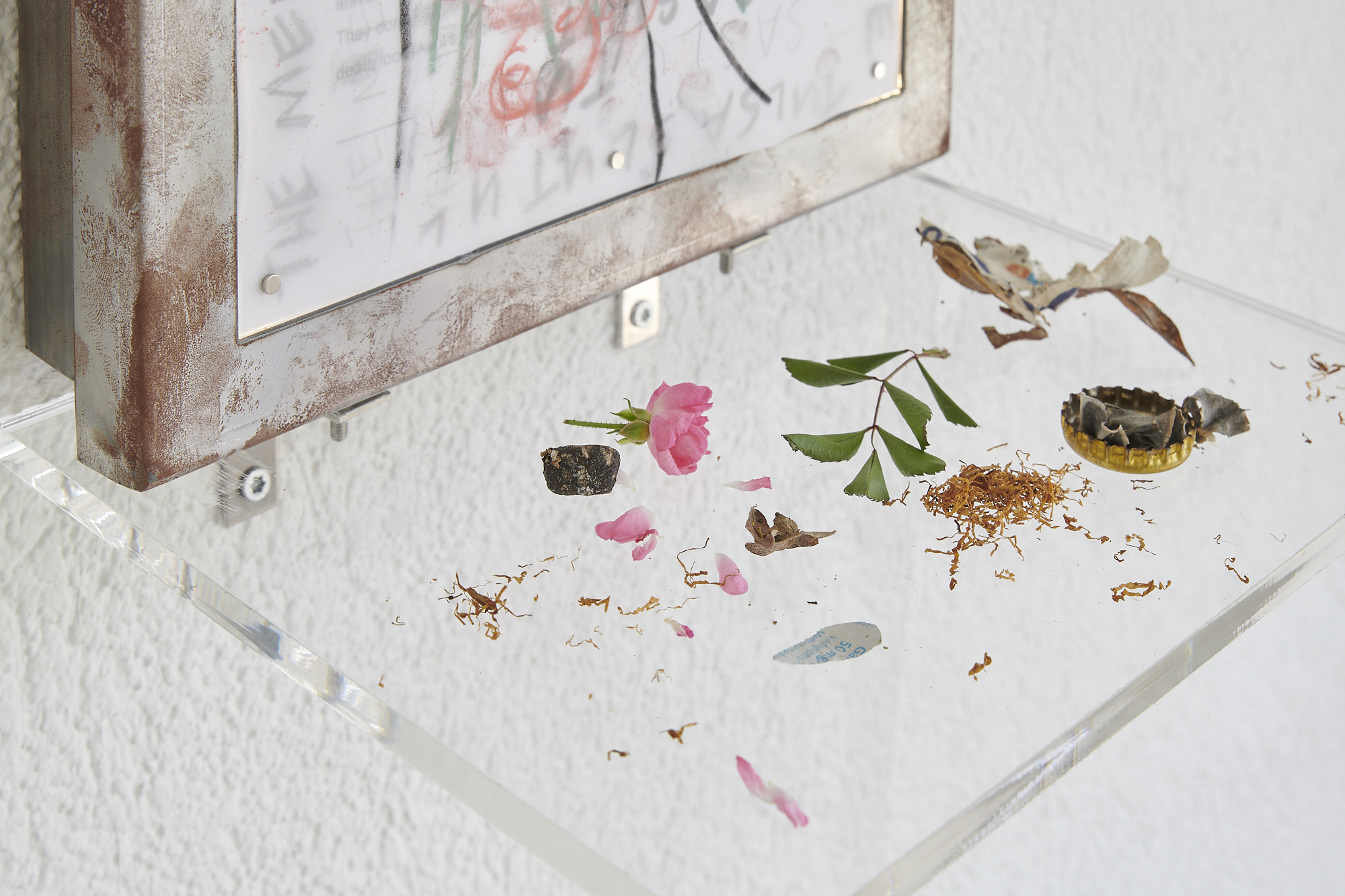 Ashkan Sepahvand, TULSASLUT (Relics), framing and mounting jpp, courtesy of the artists. Photo: Alizée Quinche.