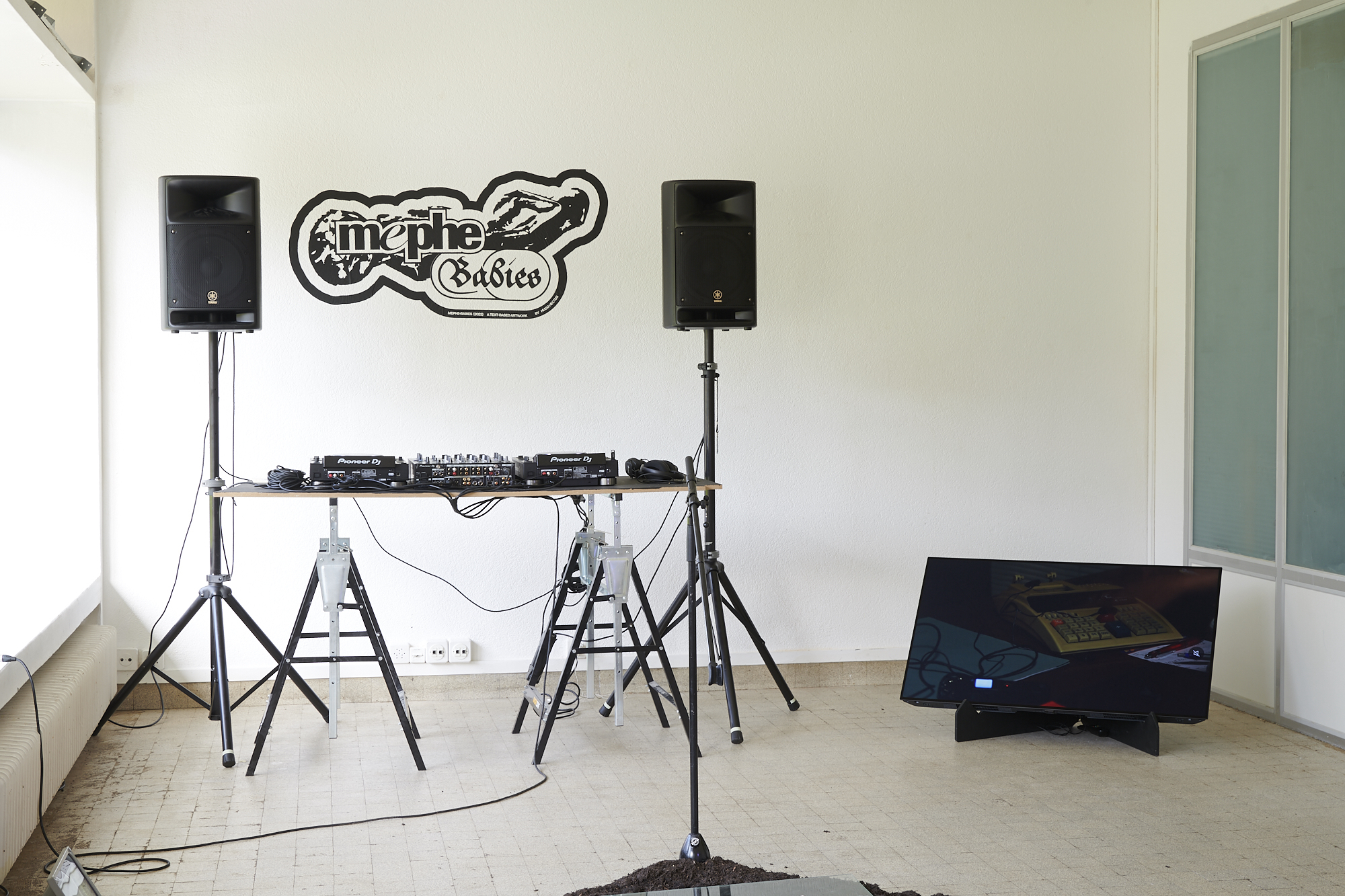 Exhibition view, Hugo Hectus, Mephe Babies, Valentine Parati, Podcast Track 01. Courtesy of the artists, photo: Alizée Quinche.