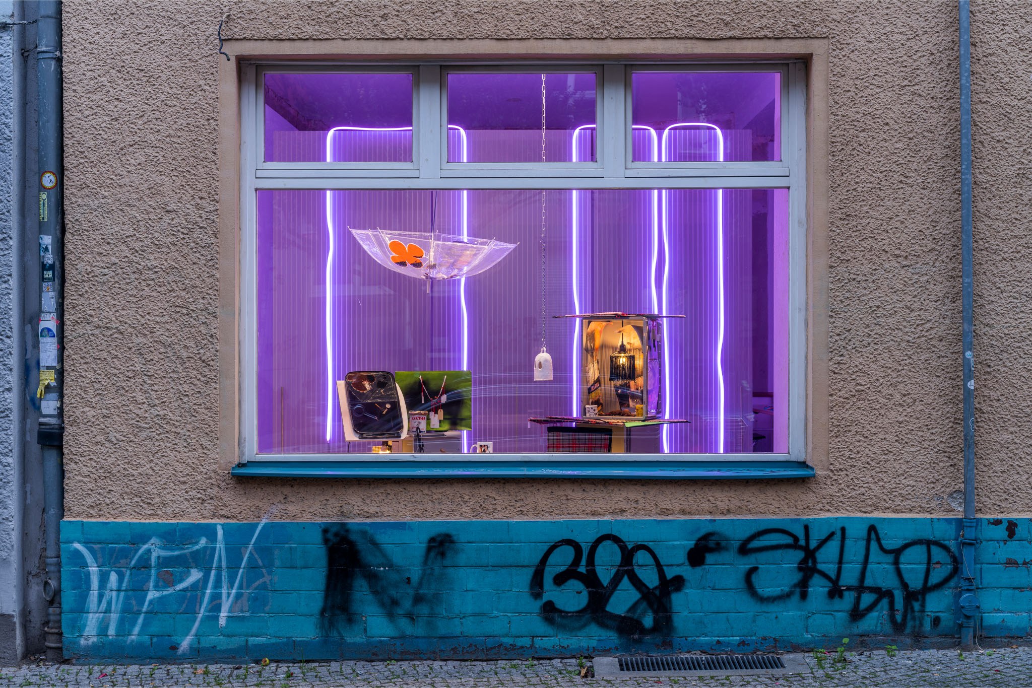 Black Palm â€“ Sonja Cvitkovic, Daily Deals, New Toni, Berlin, 2022, Installation view