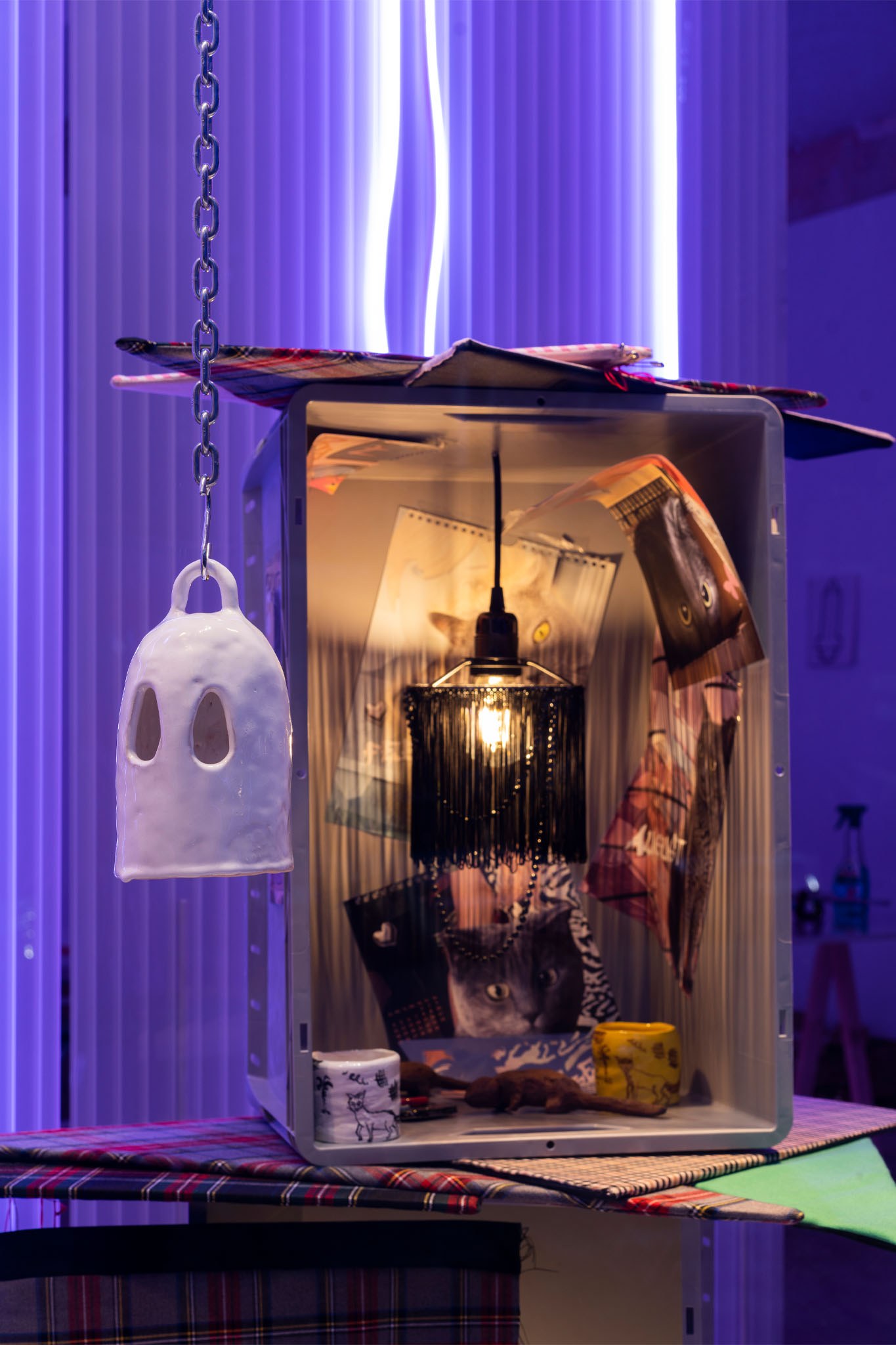 Black Palm – Sonja Cvitkovic, Daily Deals, New Toni, Berlin, 2022, Installation view, bell by Michele di Menna (glazed ceramic)