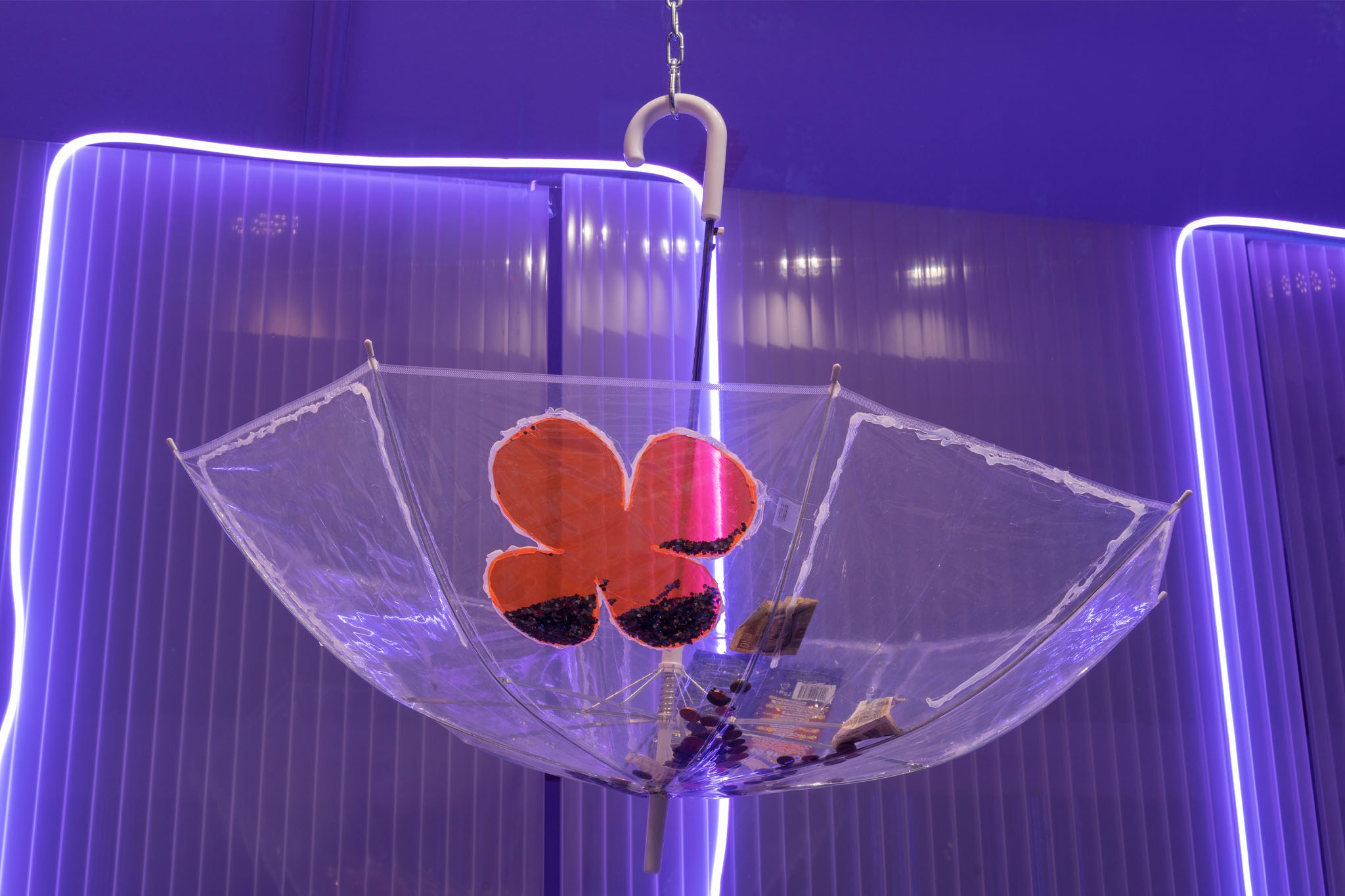 Black Palm – Sonja Cvitkovic, Daily Deals, New Toni, Berlin, 2022, Installation view, umbrella by HULFE (plastic)