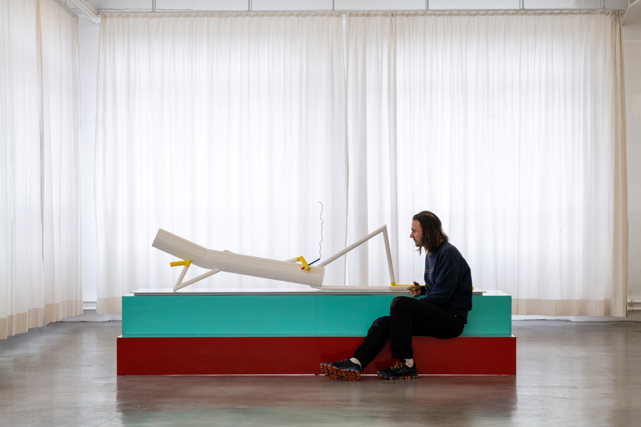 Wilhelm Klotzek in front of his work GroĂe Liegende 2, 2022, varnish, steel, powder-coated, 230 x 53 x 42 cm, Courtesy Wilhelm Klotzek and Klosterfelde Edition, © the artist.