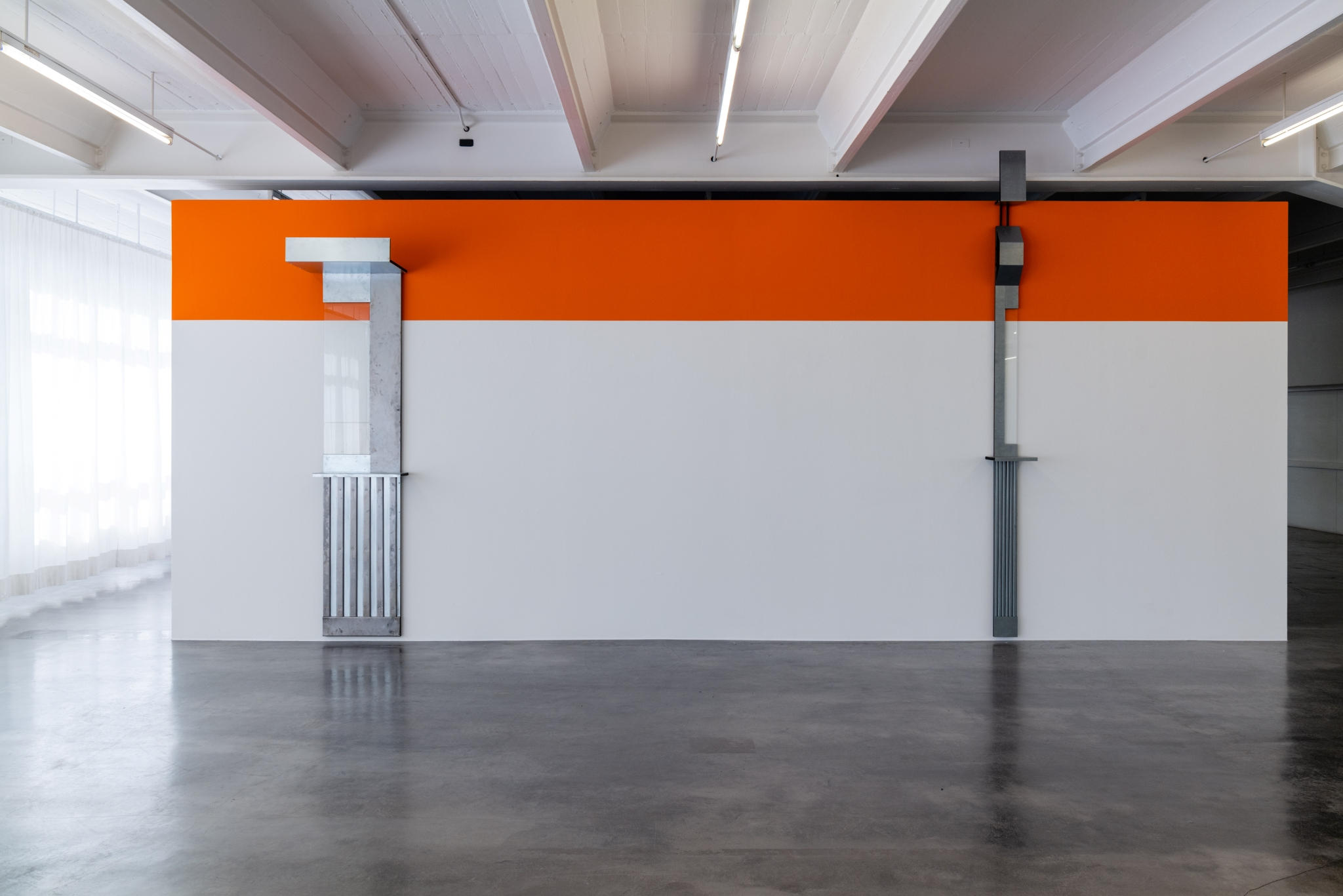 Wilhelm Klotzek, left: Imbiss 1, 2019, zinc-plated sheet metal, glass, paper, 66,3 x 268 x 44 cm, right: Imbiss 2, 2019, zinc-plated sheet metal, glass, 28 x 327 x 21 cm, Courtesy Wilhelm Klotzek and Klosterfelde Edition, © the artist.